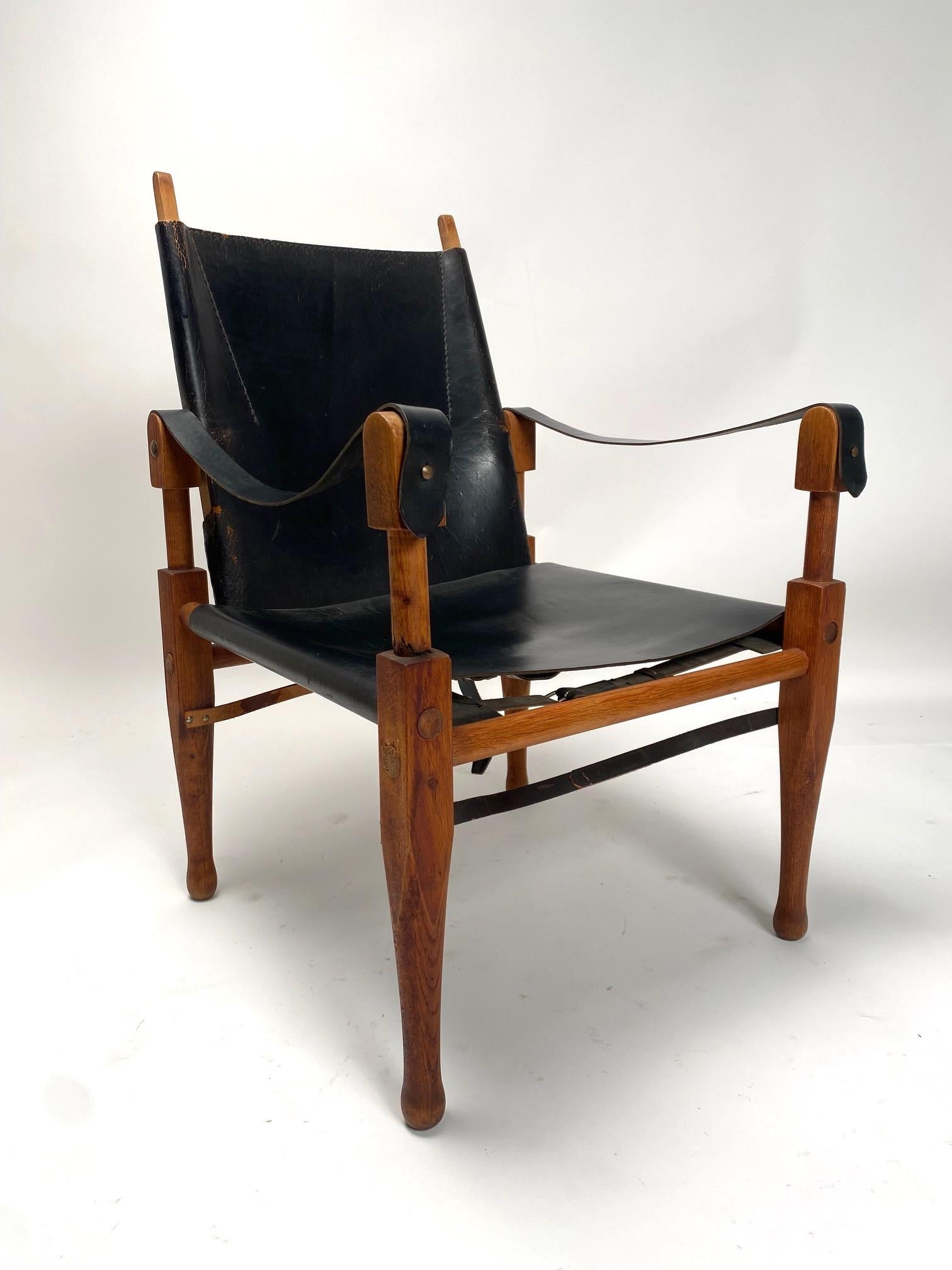 Paire de chaises longues Safari de Kaare Klint, Rasmussen, Danemark

Paire de chaises longues Safari, en cuir et bois, modèle KK47000 par Kaare Klint (1888-1954) pour Rud. Rasmussen Snedkerier, vers les années 1940.
Les chaises, d'un grand charme et