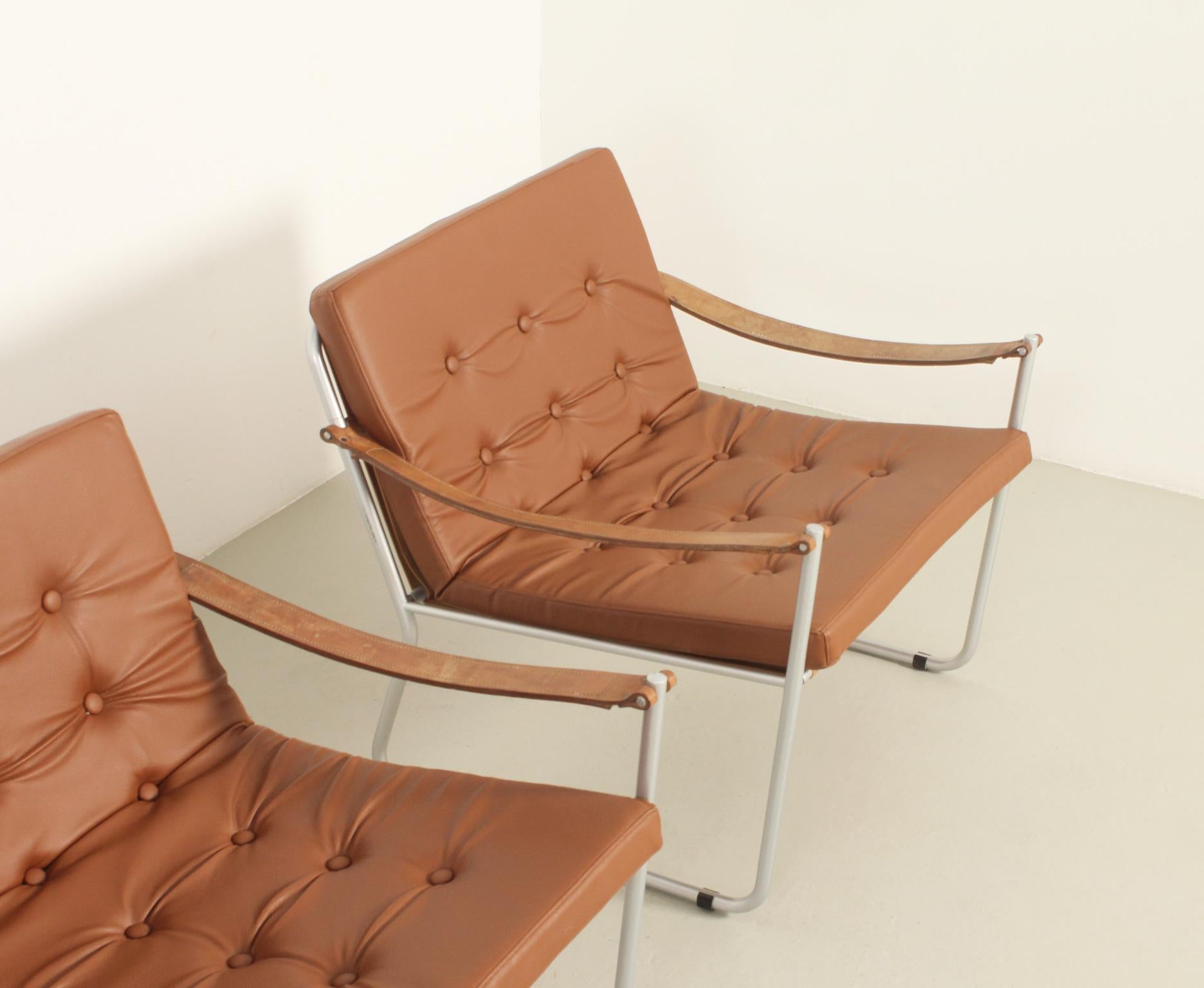 Mid-Century Modern Paire de fauteuils de style safari avec accoudoirs à sangles en cuir, années 1960 en vente
