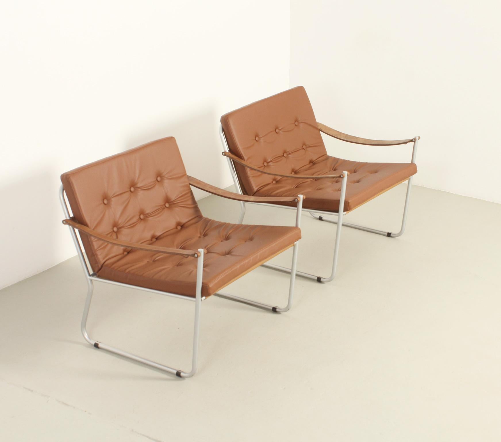 Pair of Safari Style Armchairs with Leather Straps Arm Rests, 1960's In Good Condition For Sale In Barcelona, ES