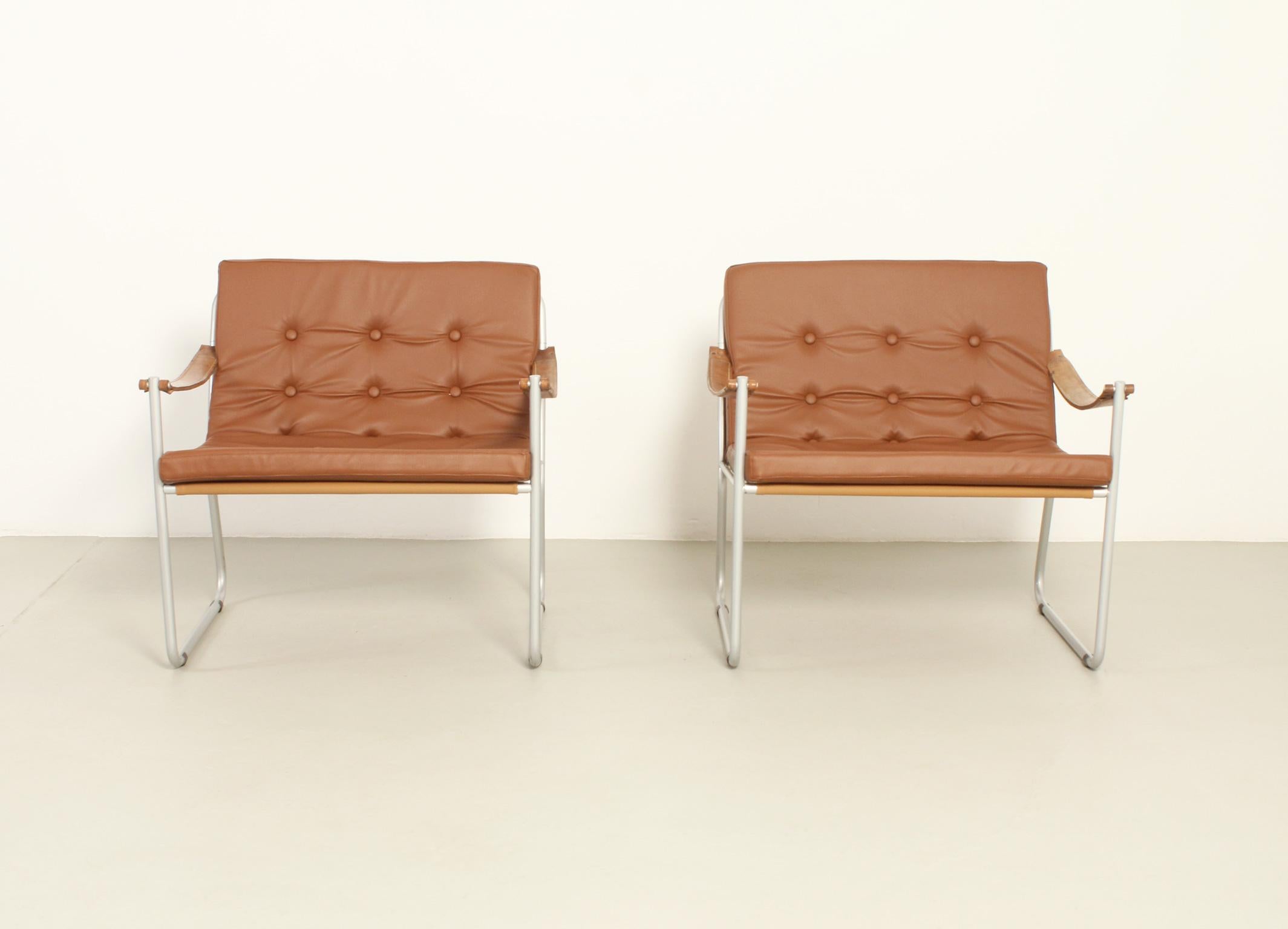Milieu du XXe siècle Paire de fauteuils de style safari avec accoudoirs à sangles en cuir, années 1960 en vente