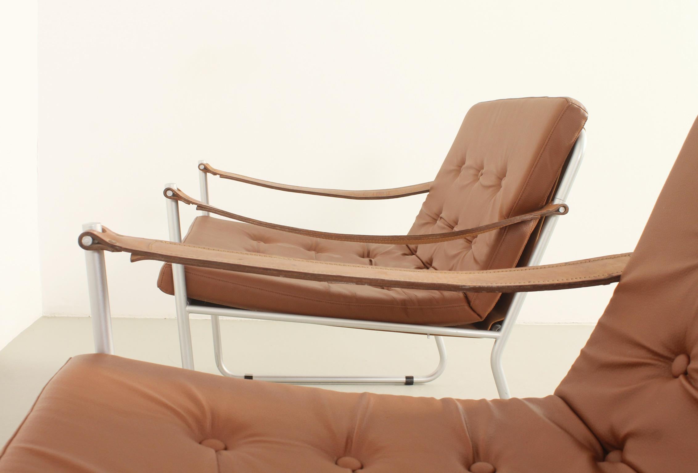 Paire de fauteuils de style safari avec accoudoirs à sangles en cuir, années 1960 en vente 1