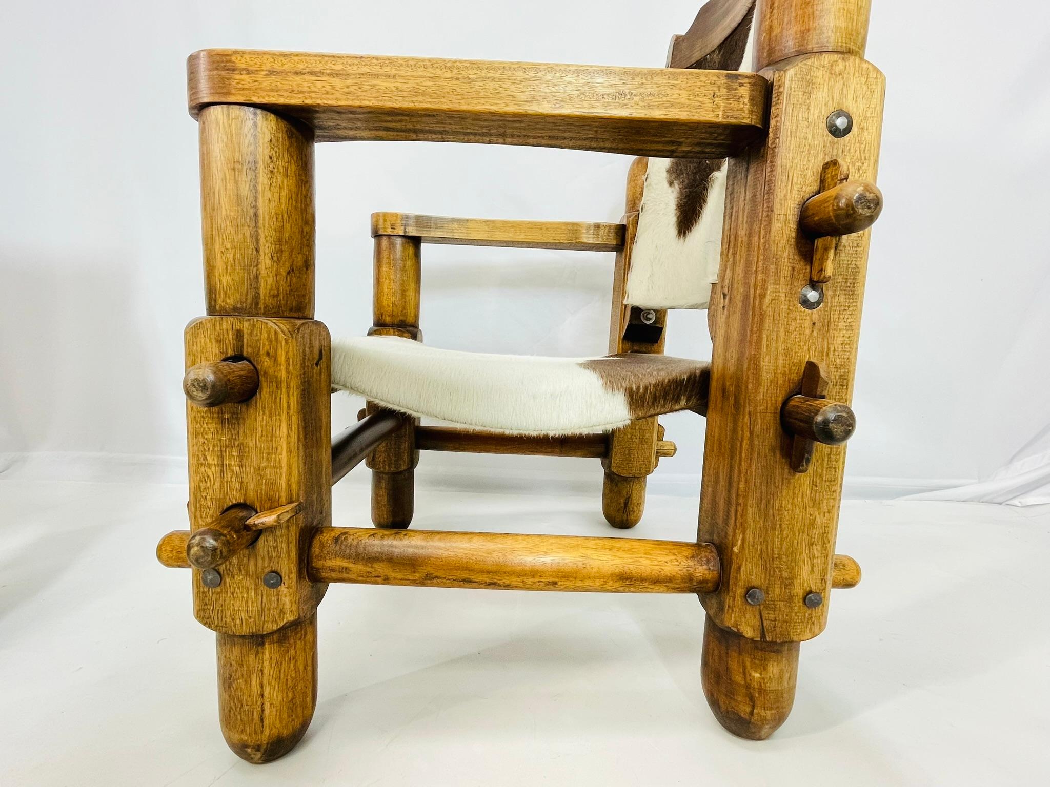Paire de chaises de style safari avec tapisserie en cuir de vache, Brésil, années 1960 en vente 2