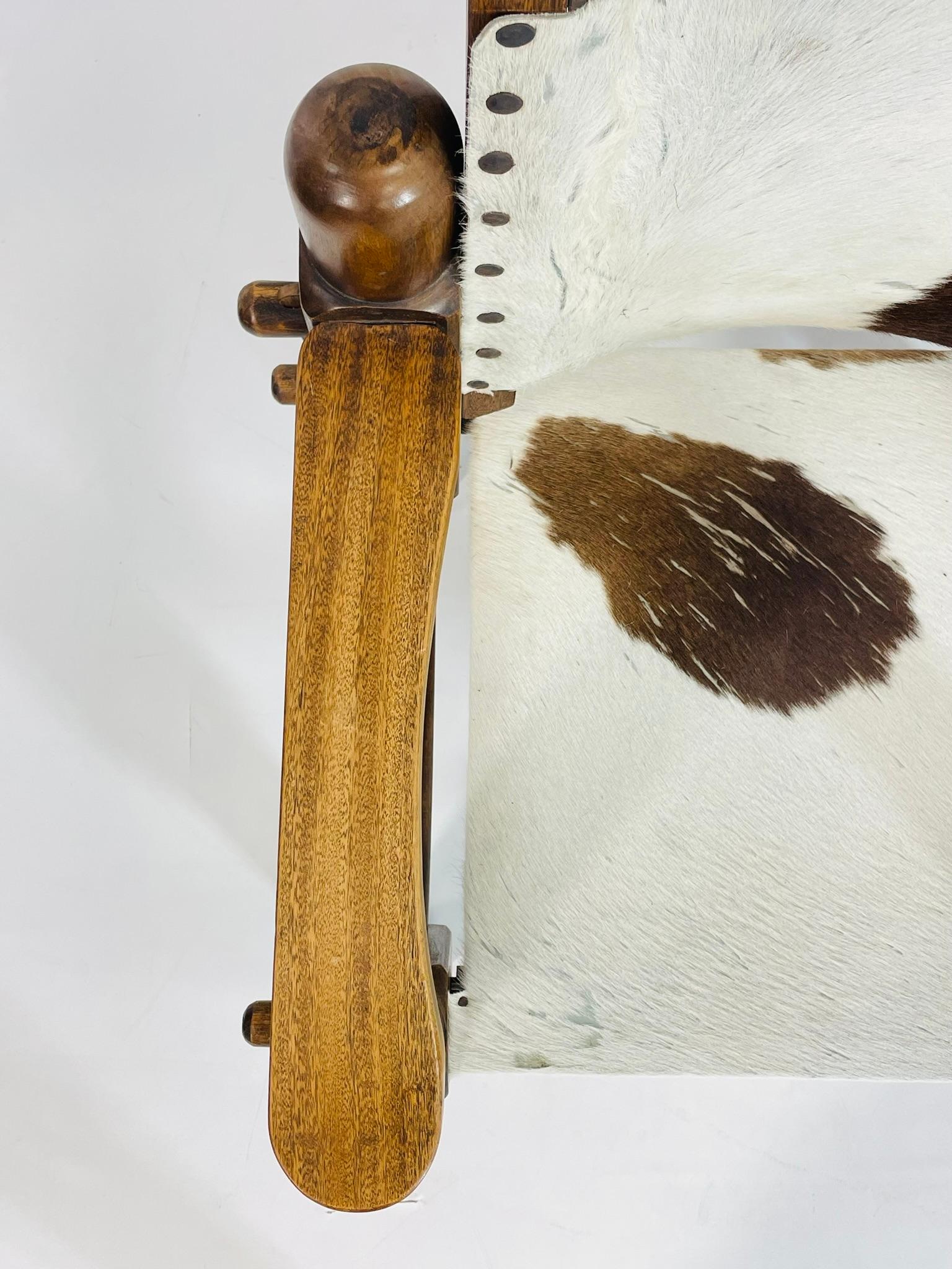 Paire de chaises de style safari avec tapisserie en cuir de vache, Brésil, années 1960 en vente 3