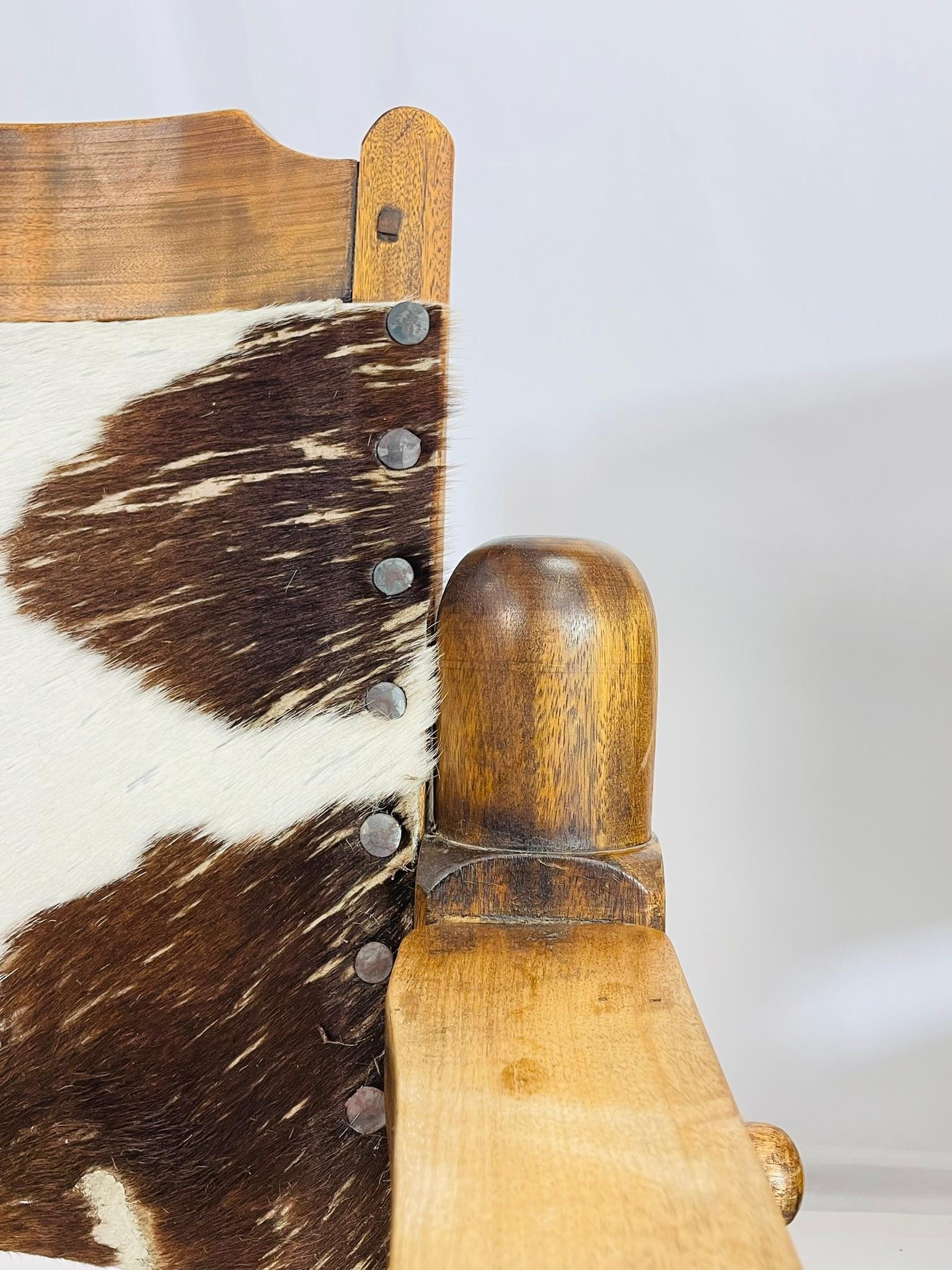 Paire de chaises de style safari avec tapisserie en cuir de vache, Brésil, années 1960 en vente 4