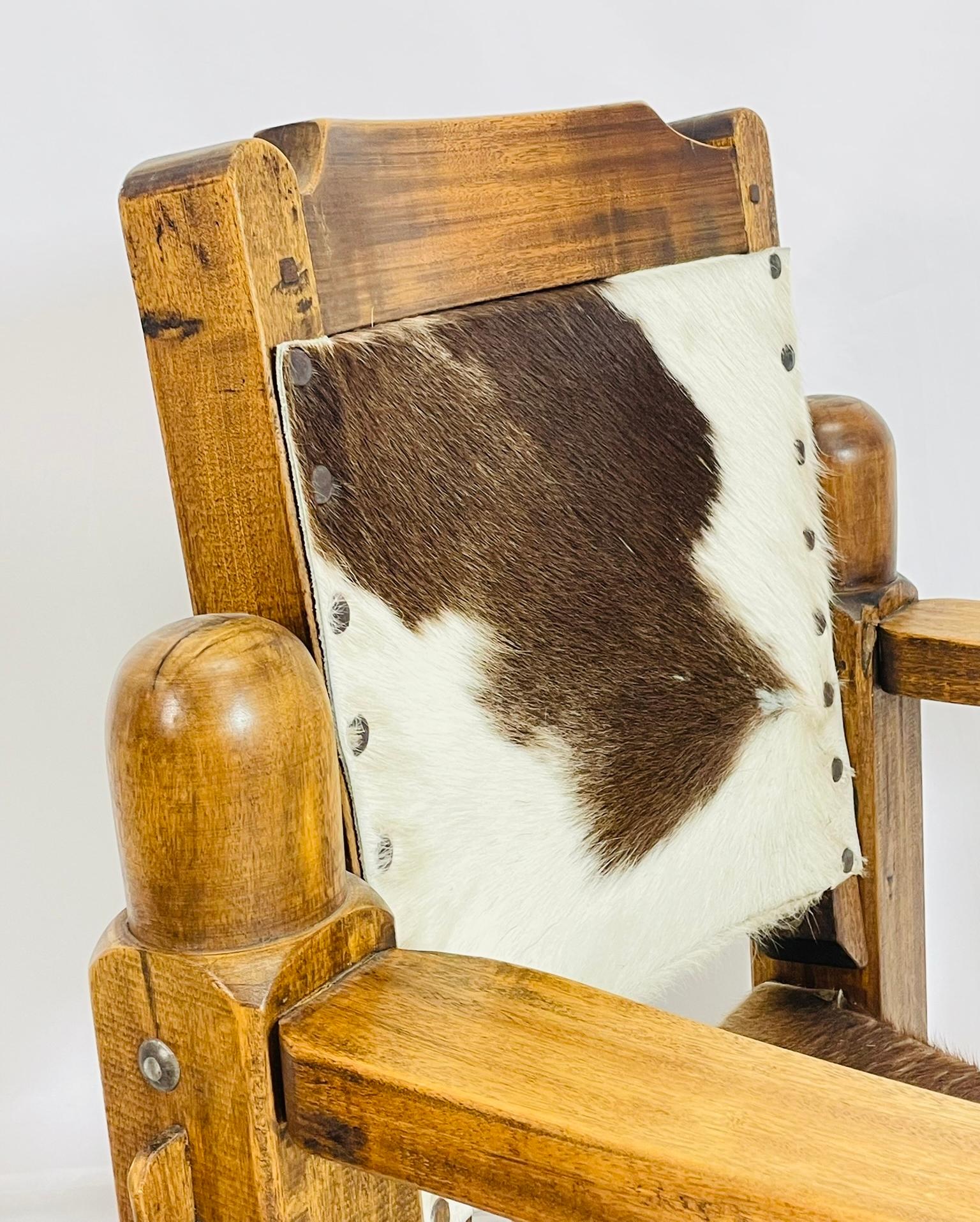 Paire de chaises de style safari avec tapisserie en cuir de vache, Brésil, années 1960 en vente 5