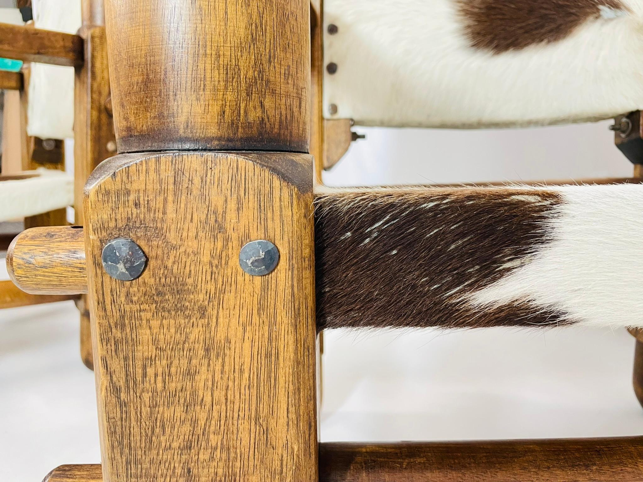 Paire de chaises de style safari avec tapisserie en cuir de vache, Brésil, années 1960 en vente 6