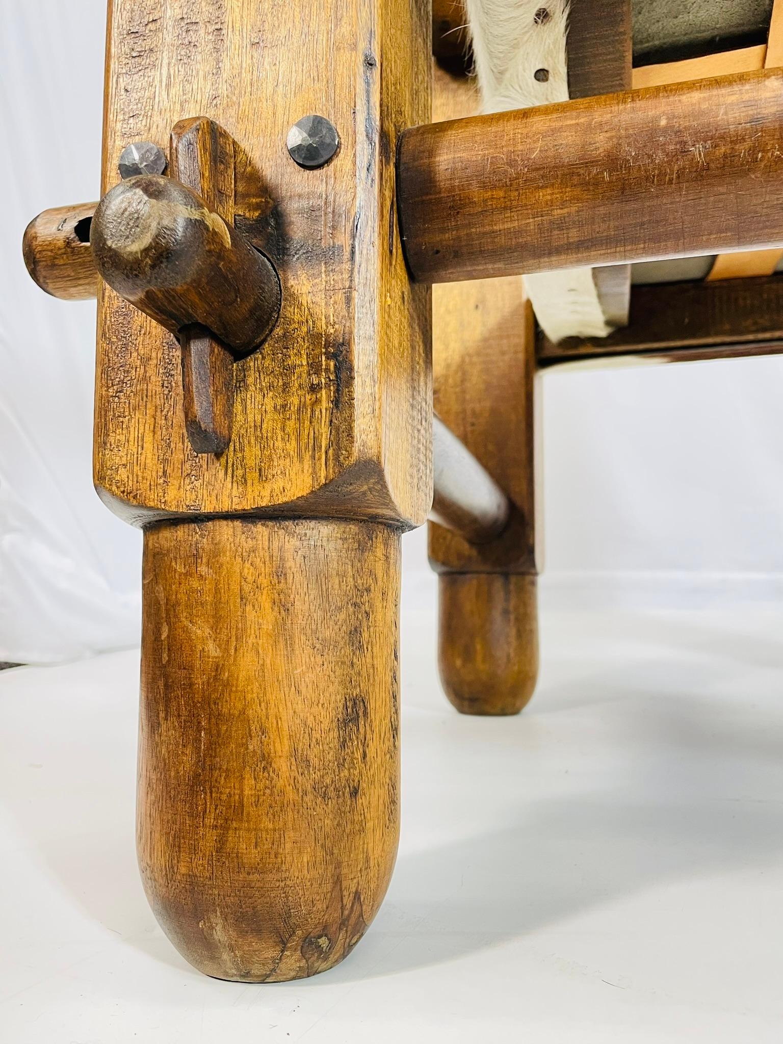 Paire de chaises de style safari avec tapisserie en cuir de vache, Brésil, années 1960 en vente 8