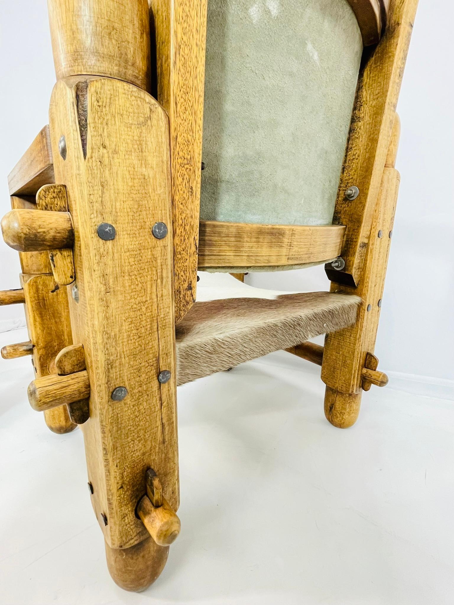 Paire de chaises de style safari avec tapisserie en cuir de vache, Brésil, années 1960 en vente 9