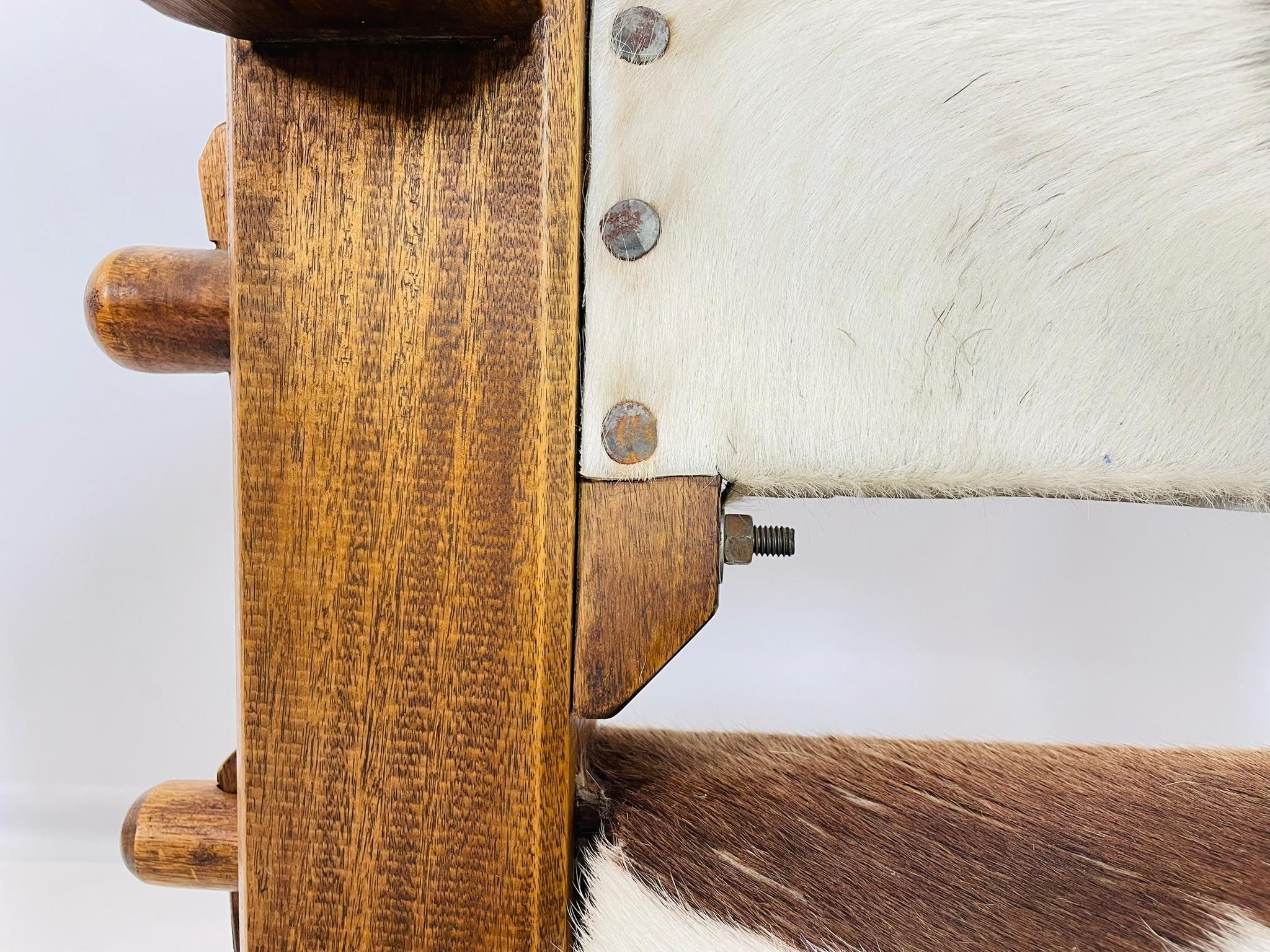 Paire de chaises de style safari avec tapisserie en cuir de vache, Brésil, années 1960 en vente 10