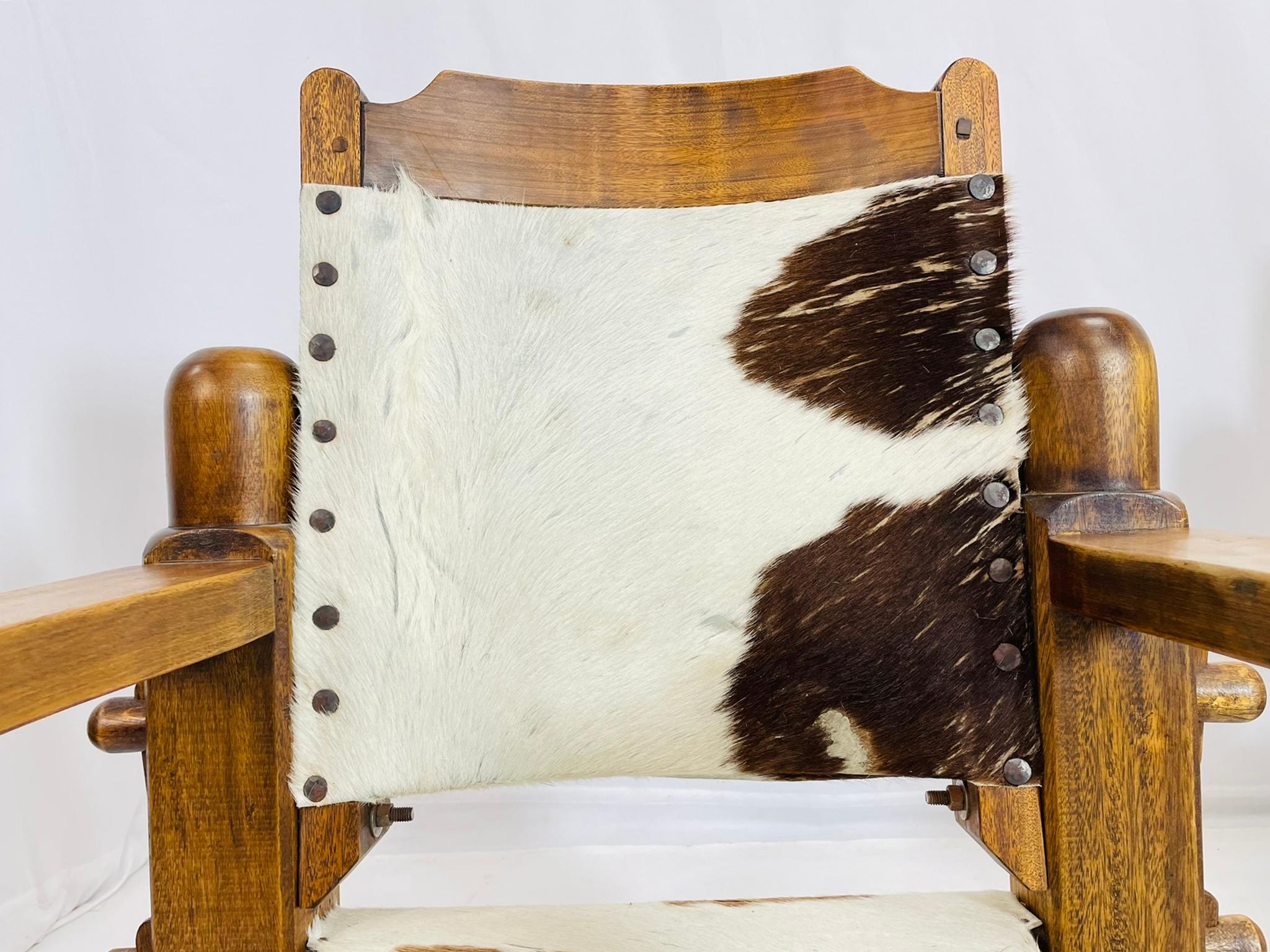 Paire de chaises de style safari avec tapisserie en cuir de vache, Brésil, années 1960 en vente 11
