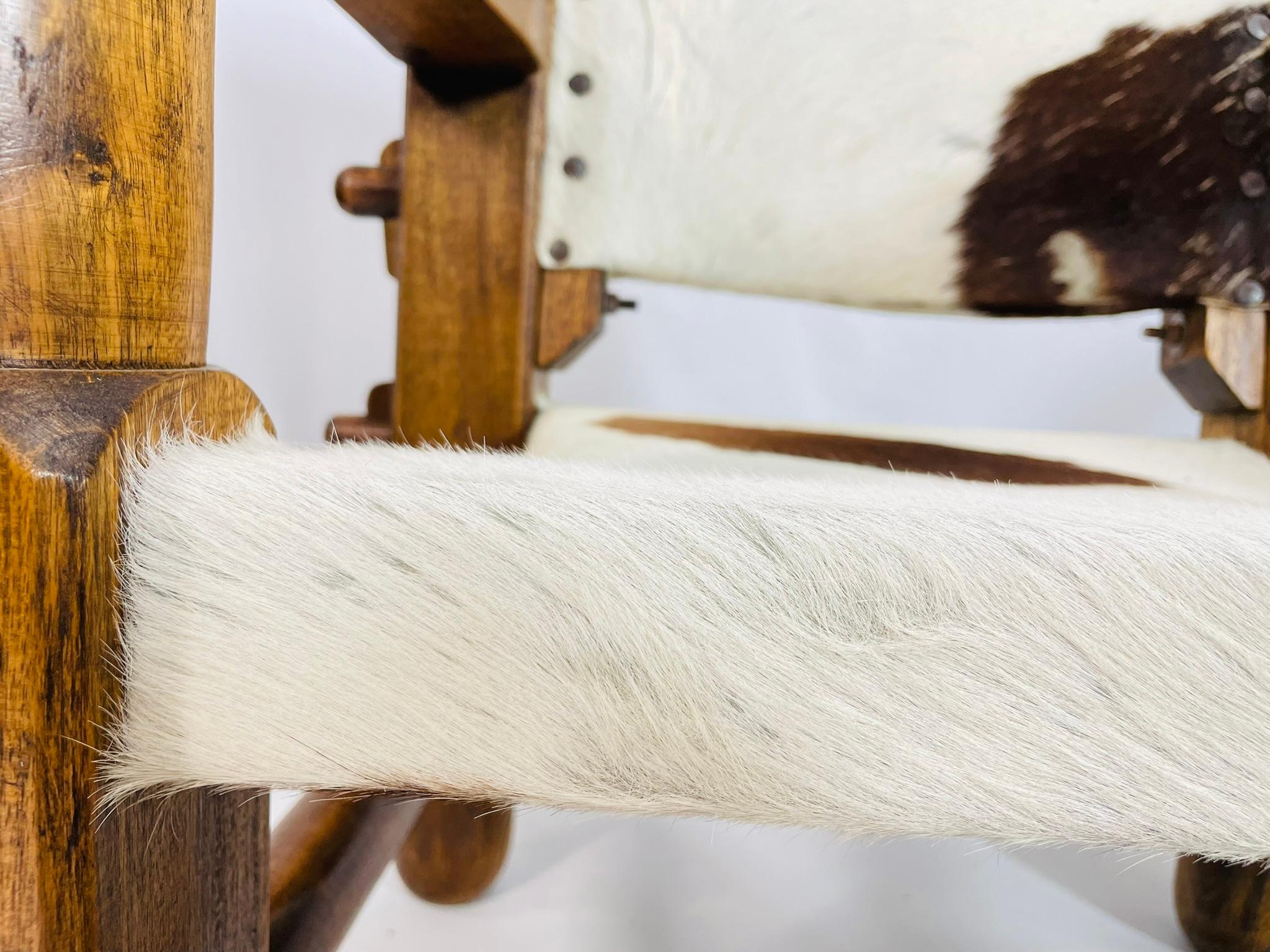 Paire de chaises de style safari avec tapisserie en cuir de vache, Brésil, années 1960 en vente 12