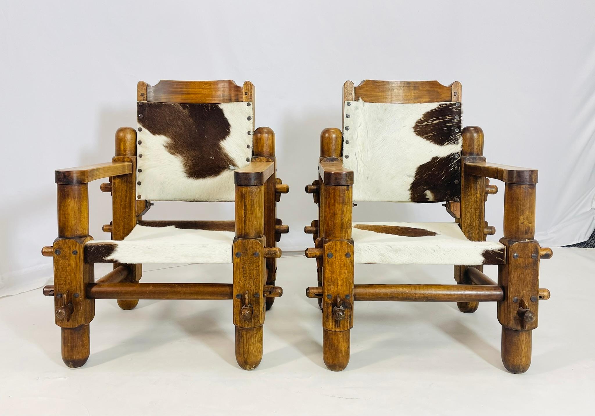 Mid-Century Modern Paire de chaises de style safari avec tapisserie en cuir de vache, Brésil, années 1960 en vente
