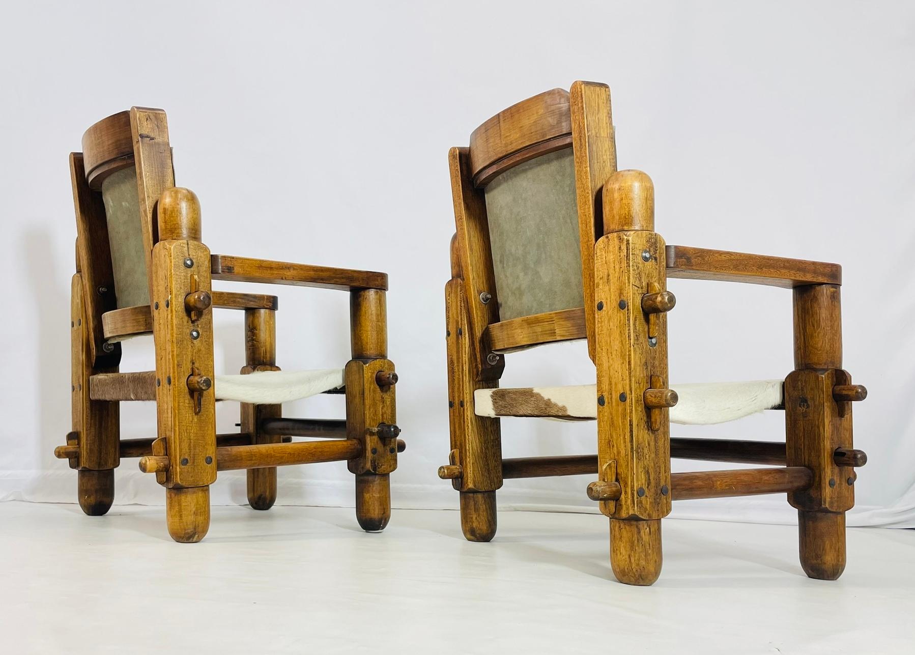 Brésilien Paire de chaises de style safari avec tapisserie en cuir de vache, Brésil, années 1960 en vente