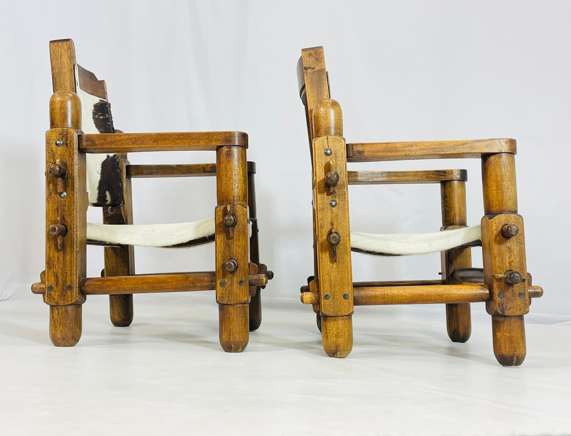 Fait main Paire de chaises de style safari avec tapisserie en cuir de vache, Brésil, années 1960 en vente