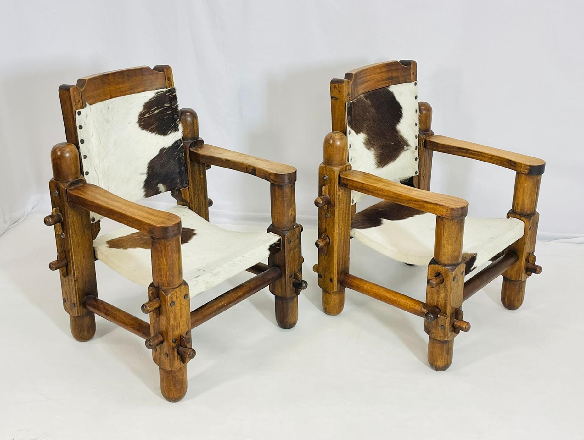 Paire de chaises de style safari avec tapisserie en cuir de vache, Brésil, années 1960 Bon état - En vente à Los Angeles, CA