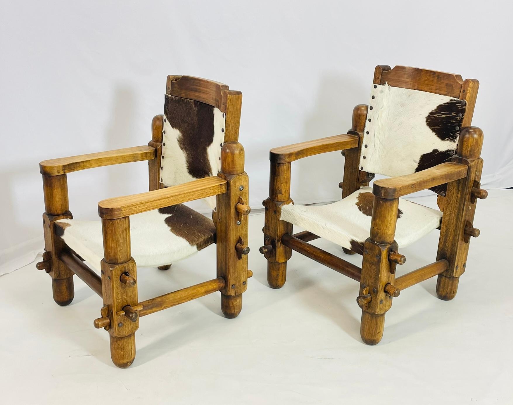 Milieu du XXe siècle Paire de chaises de style safari avec tapisserie en cuir de vache, Brésil, années 1960 en vente
