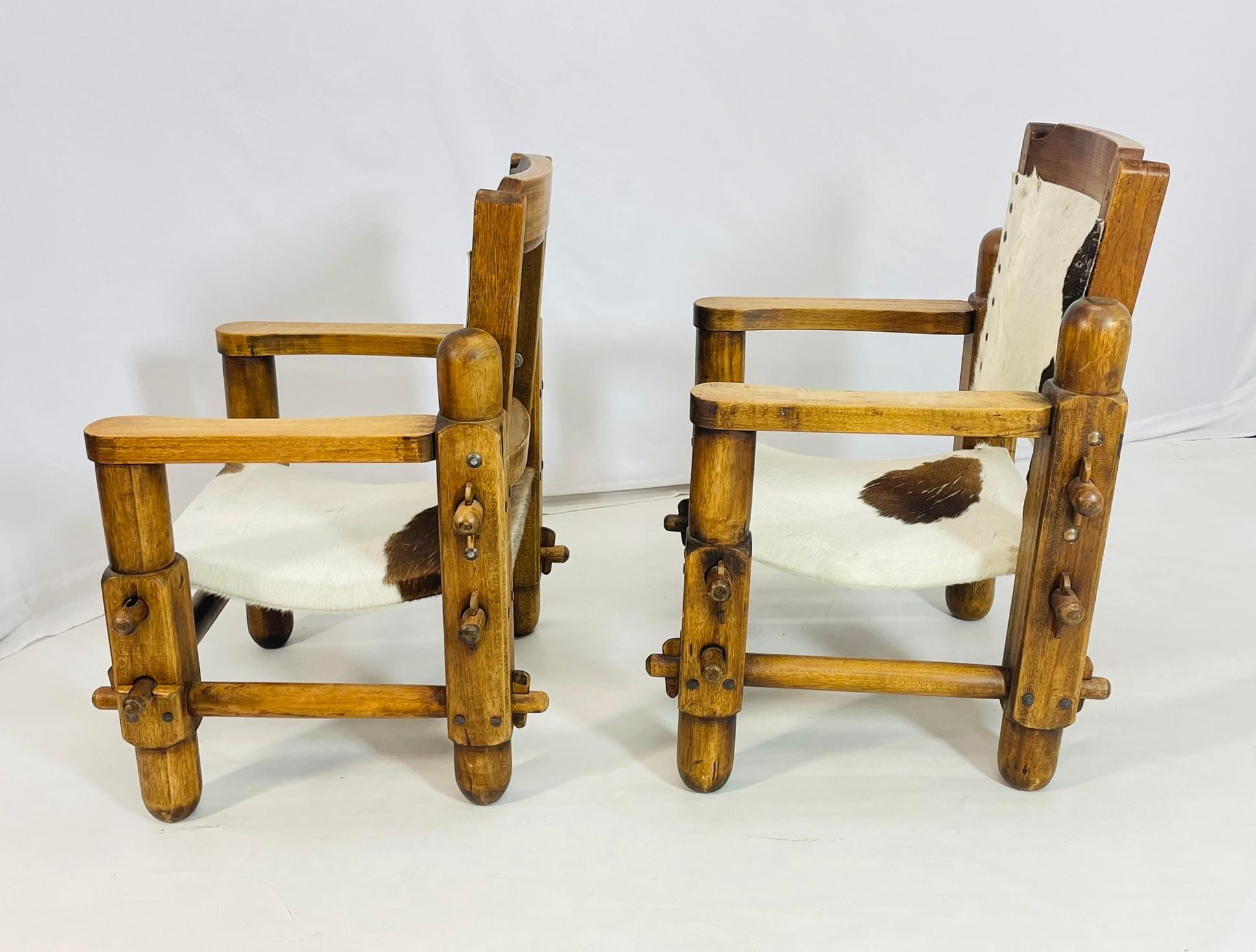 Cuir de vache Paire de chaises de style safari avec tapisserie en cuir de vache, Brésil, années 1960 en vente
