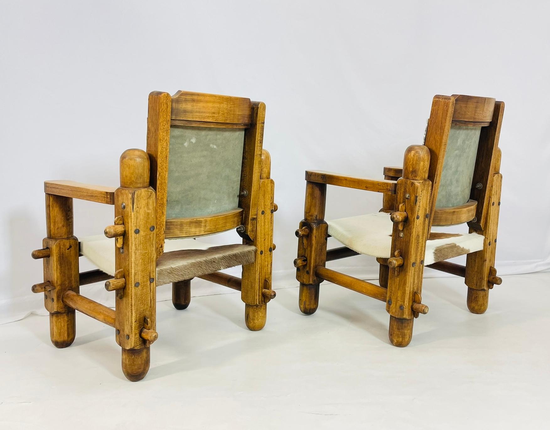 Paire de chaises de style safari avec tapisserie en cuir de vache, Brésil, années 1960 en vente 1