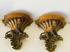 Ein Paar Halterungen im Safari-Stil mit Affen