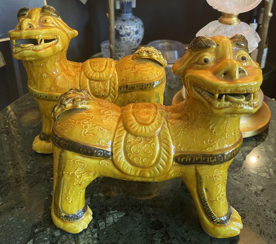 Pareja de Foo Dogs Esmaltados en Azafrán y Verde siglo XIX en venta