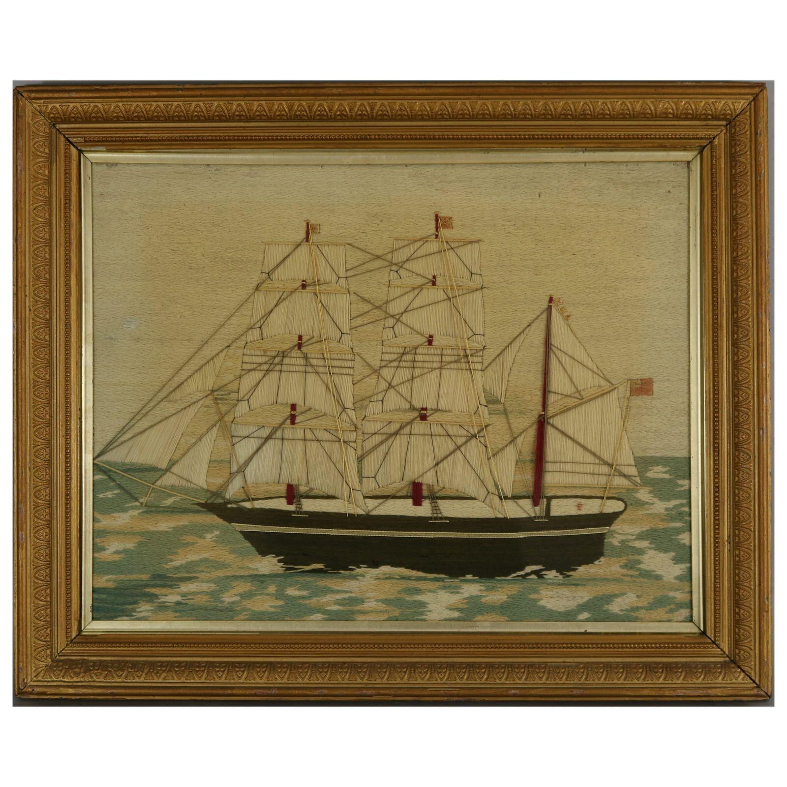 Paire de tableaux de marins en laine représentant des navires de guerre. Travaillé en laine sur un fond de toile. Couleurs blanc, bleu, marron, rouge, rose et crème. Tous deux représentent un navire de guerre à trois mâts, arborant un pavillon rouge