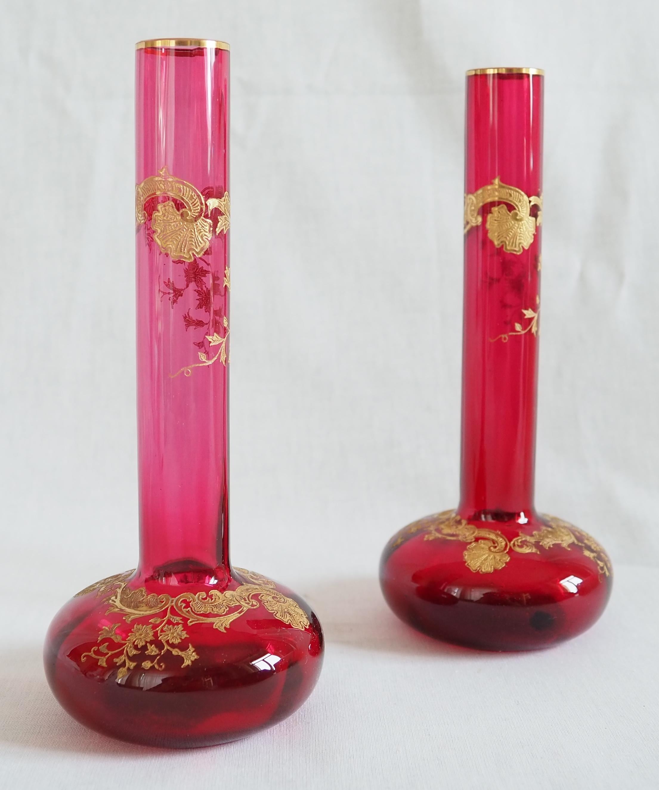 A fine pair of St Louis crystal single-flower vases, rare raspberry pink Massenet Gold model (etched Rococo patterns enhanced with fine gold, Venetian ribs cut inside the neck).
Antique production circa 1900 not signed.
Massenet is listed in 20th