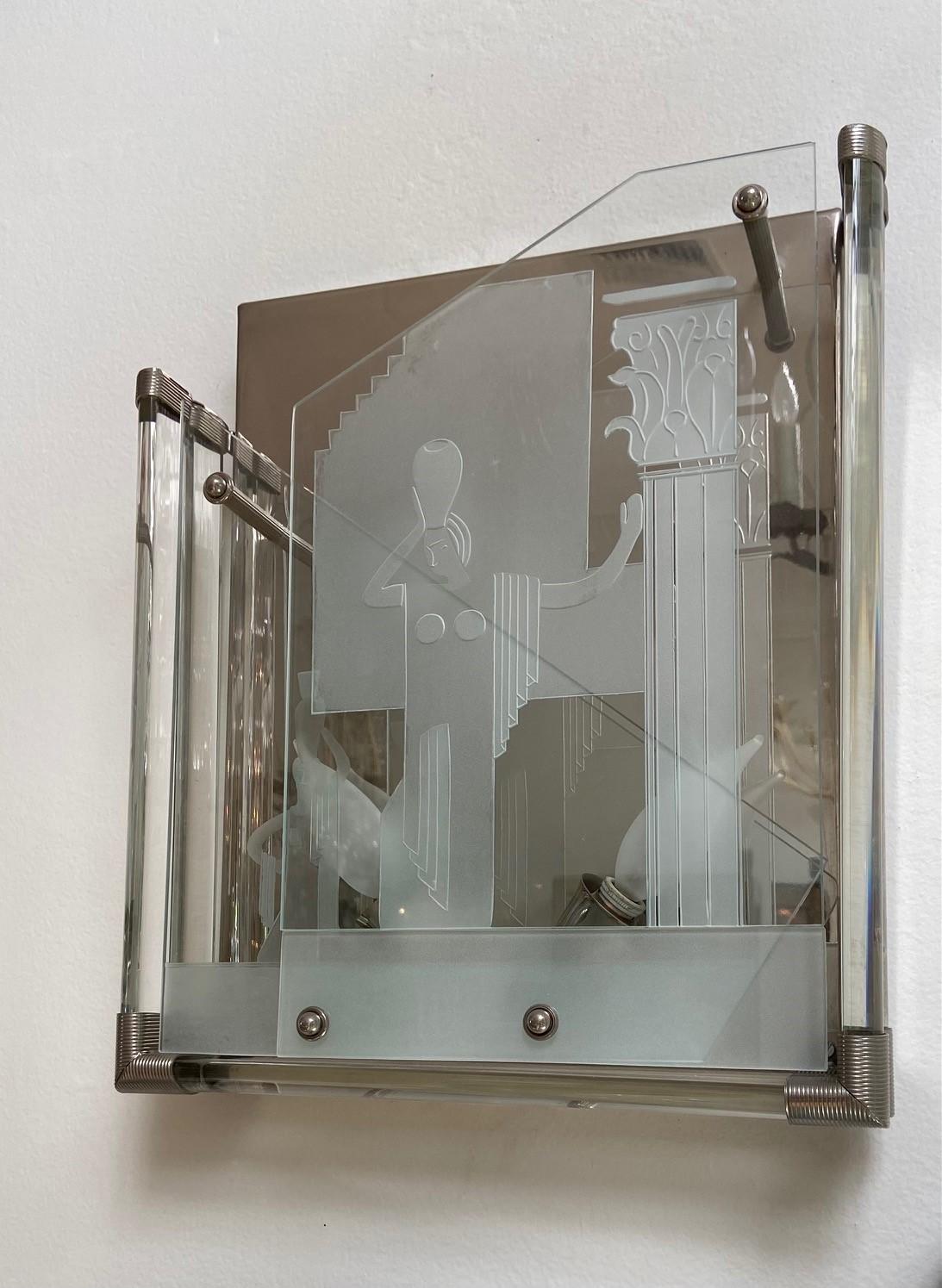 Paire d'appliques en verre de Murano de style Art Déco italien rare et signé S.A.L.I.R., corps en verre transparent gravé d'une femme, deux douilles d'ampoule de candélabre, plaque arrière plaquée argent, mesures : 13 