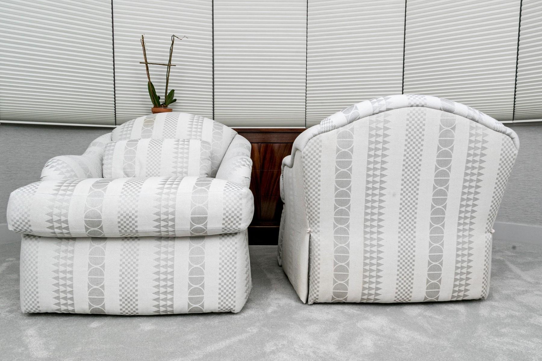 Pareja de sillones club y otomana Sally Sirkin Lewis para J. Robert Scott en venta 9