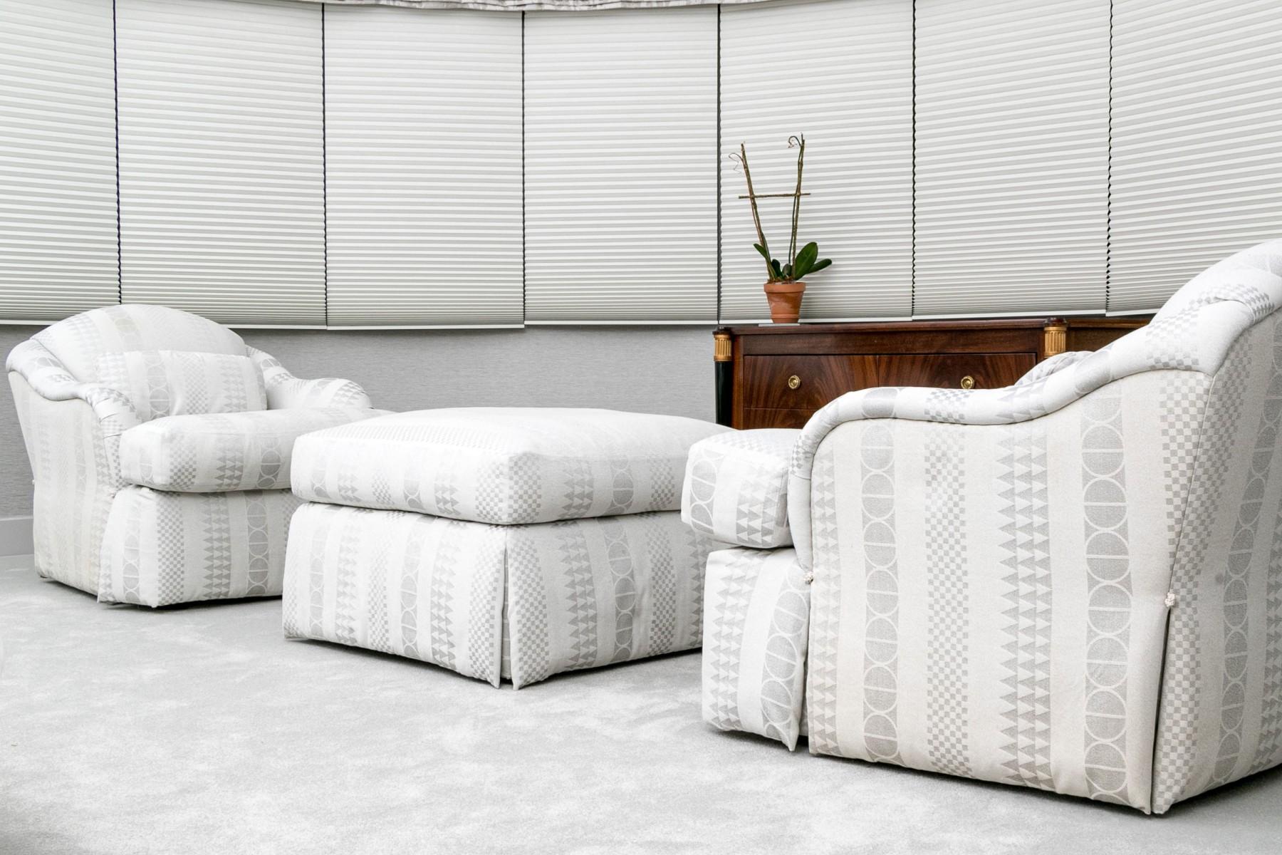 Añade un toque de lujo a tu hogar con los sillones auxiliares de generosas dimensiones, que ofrecen un confort afelpado y una sofisticada paleta de grises y cremas.  Su cómodo diseño incluye respaldos bajos arqueados y brazos enrollados y curvados