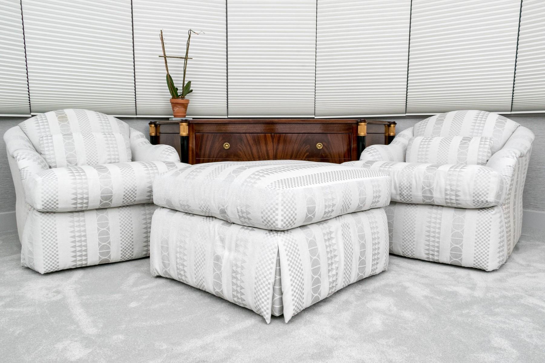 Pareja de sillones club y otomana Sally Sirkin Lewis para J. Robert Scott en Bueno estado para la venta en Pineville, NC