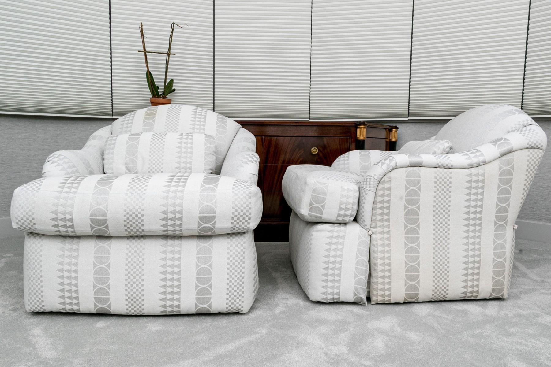 Pareja de sillones club y otomana Sally Sirkin Lewis para J. Robert Scott en venta 1