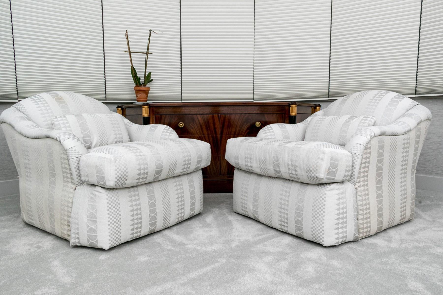 Pareja de sillones club y otomana Sally Sirkin Lewis para J. Robert Scott en venta 2