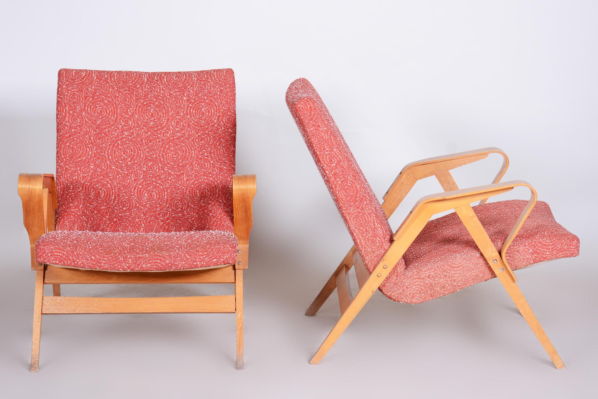 Pair of Salmon Midcentury Armchairs, Made by Tatra Pravenec, 1950s Czechia In Good Condition For Sale In Horomerice, CZ