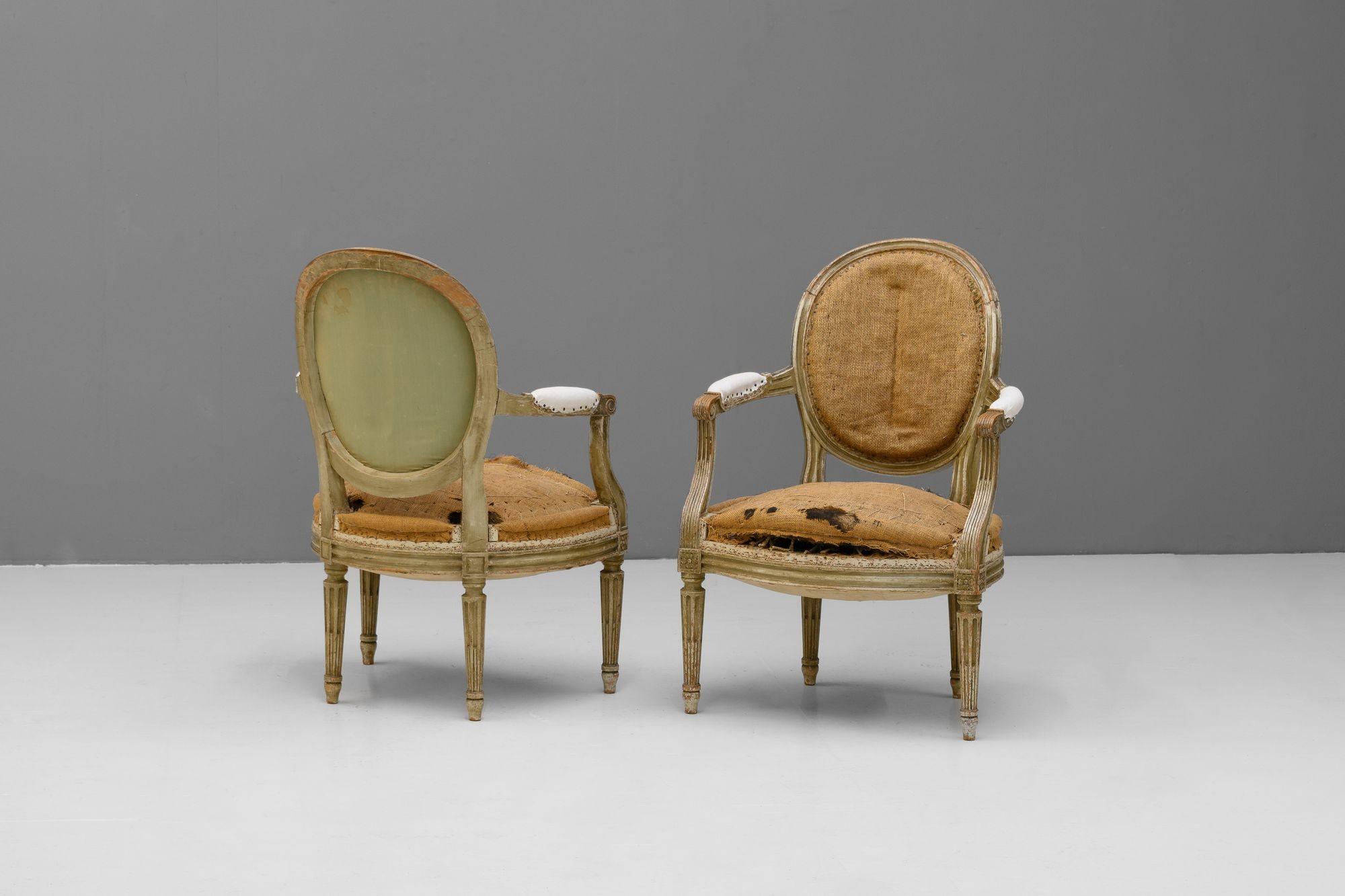 Paire de fauteuils de salon français à dossier ovale en finition peinte d'origine. Tissu vieilli enlevé, peut nécessiter une préparation supplémentaire avant le rembourrage. Date d'environ 1890.
H 90cm (SH 44cm) x L 63cm x P 58cm