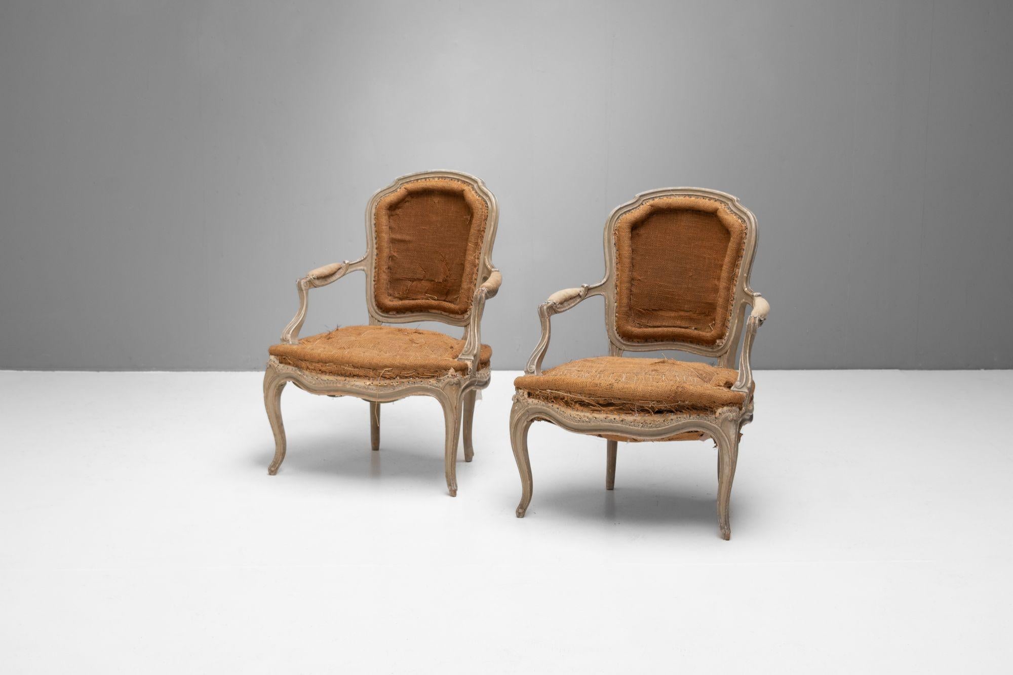 Ein Paar französische Salonstühle auf Cabriole-Beinen in Originallackierung.
Um 1880.
H 86cm (SH 43cm) x B 64cm x T 66cm
Bitte kontaktieren Sie uns, um ein genaues Angebot für den Versand zu erhalten.