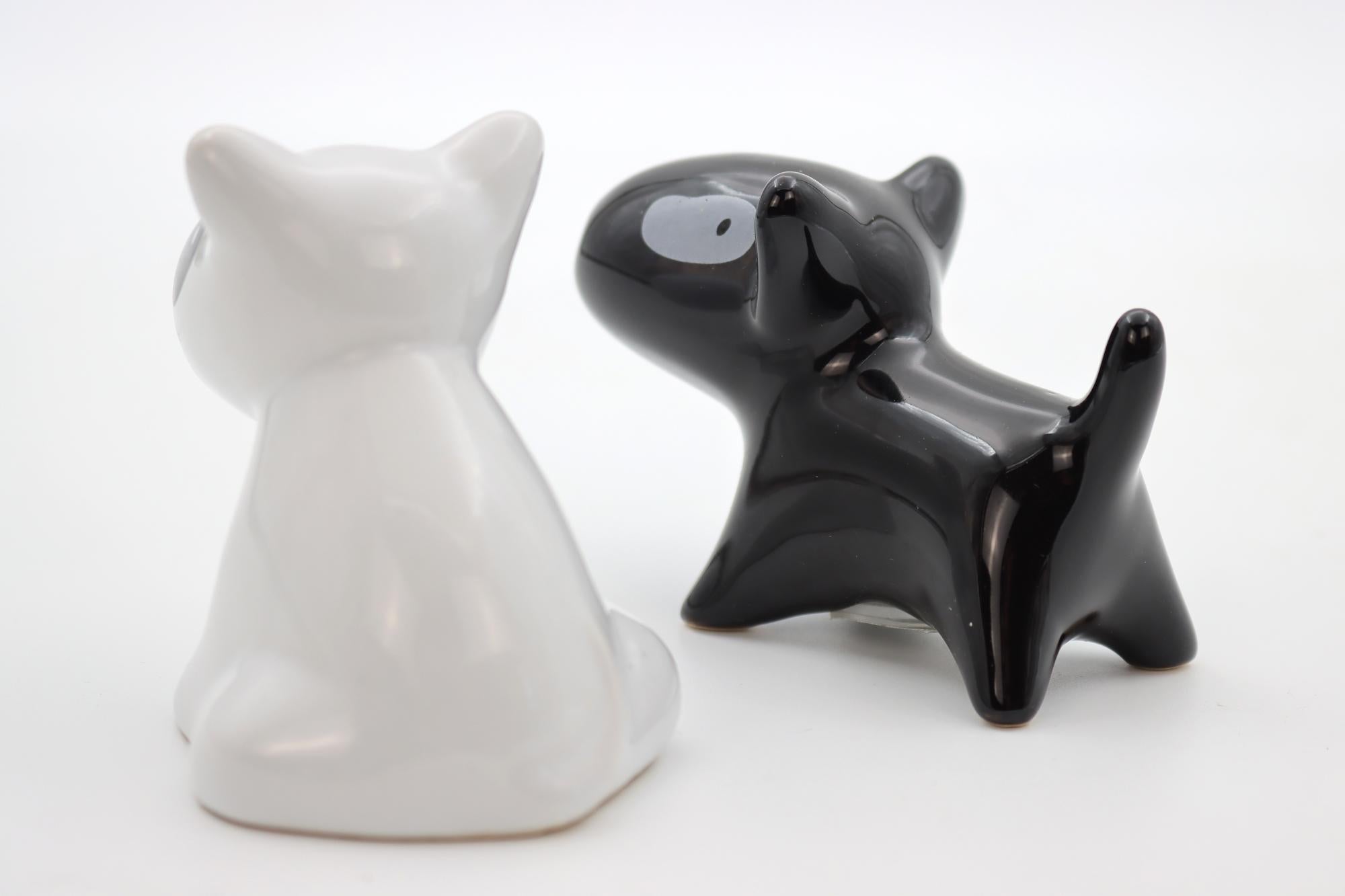 Pair of Salt and Pepper in Porcelain In Good Condition In Saint-Ouen, FR