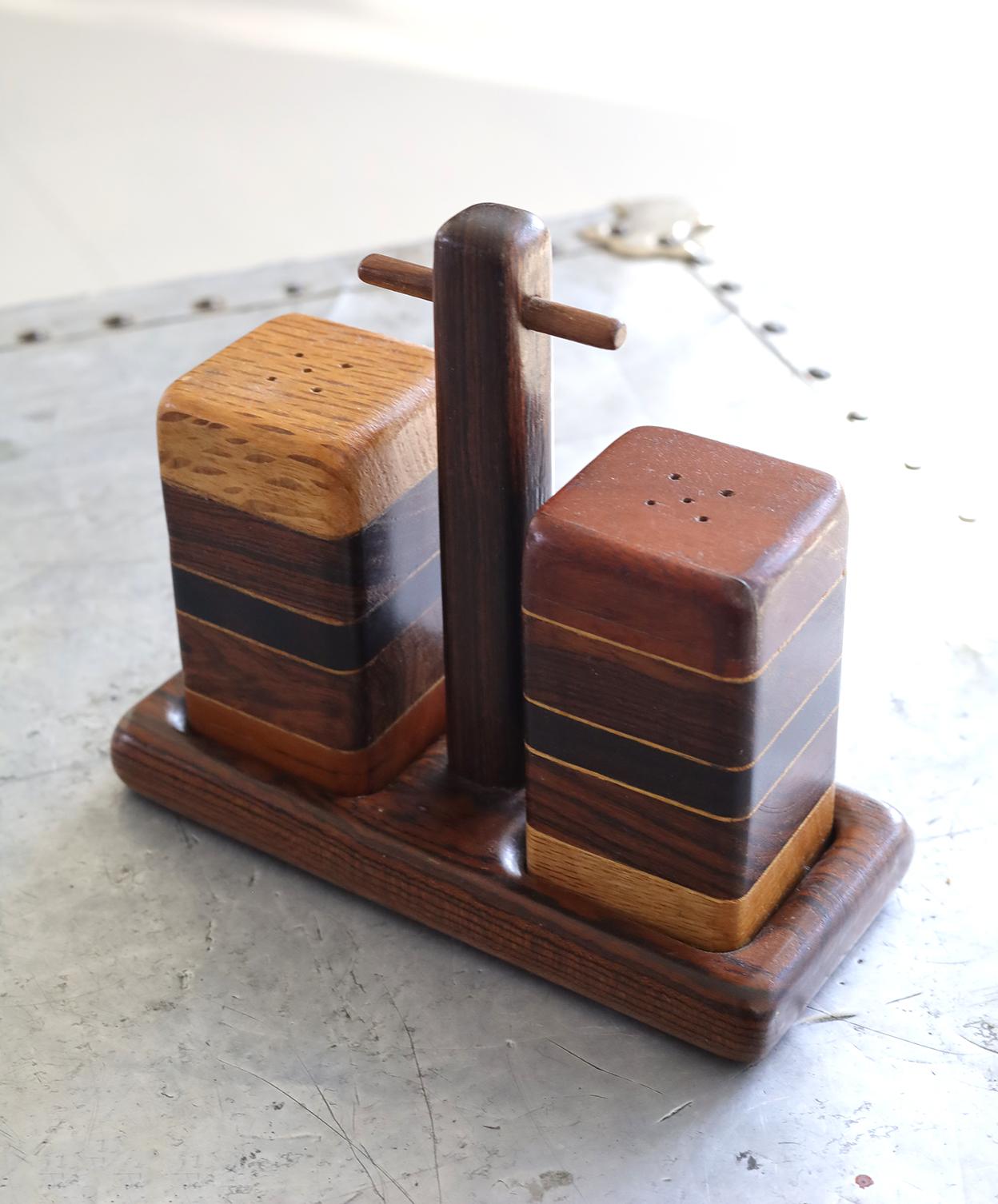 Questo è un set di Shakers per sale e pepe della metà del secolo scorso. Realizzato da Don Shoemaker per Señal in Messico.
