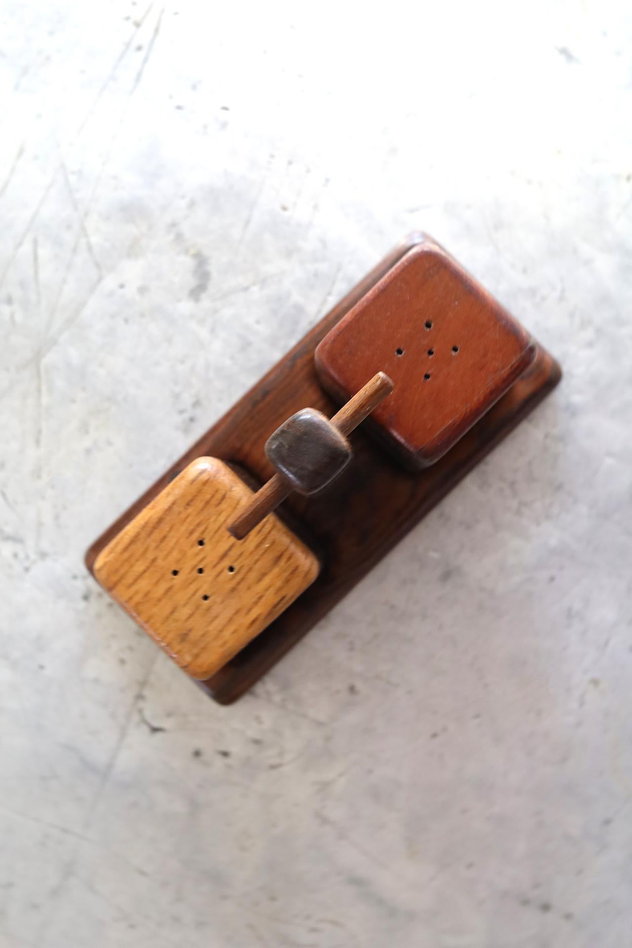Legno massiccio Coppia di Shakers per sale e pepe in vendita