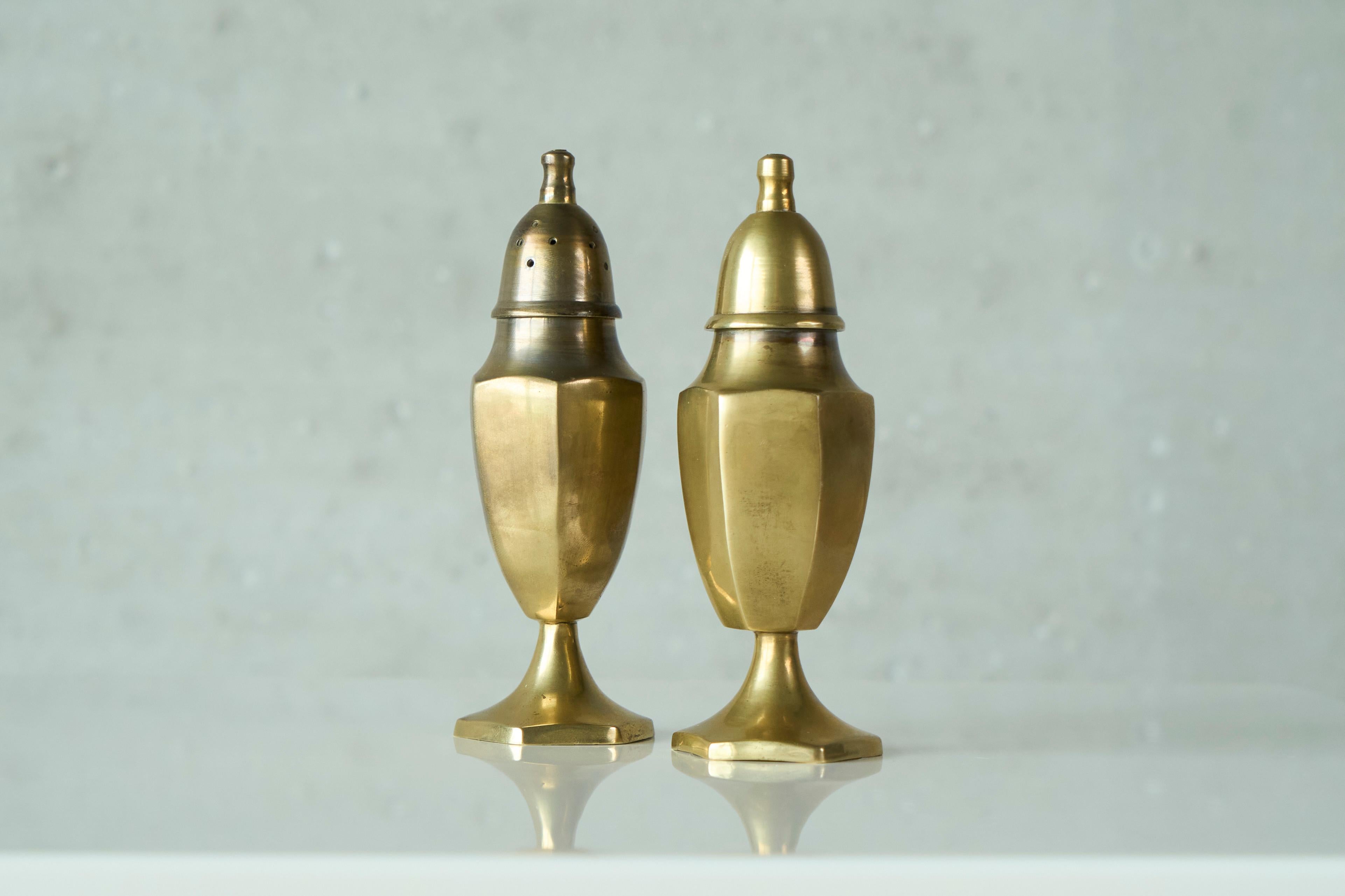 Paar Salz- und Pfefferstreuer aus patiniertem Messing Mitte des 20.

Tolles Paar Salz- und Pfefferstreuer aus massivem Messing. Sie weisen ein sehr schönes klassisches Design auf und haben mit der Zeit eine schöne Patina bekommen. Zeitlos und