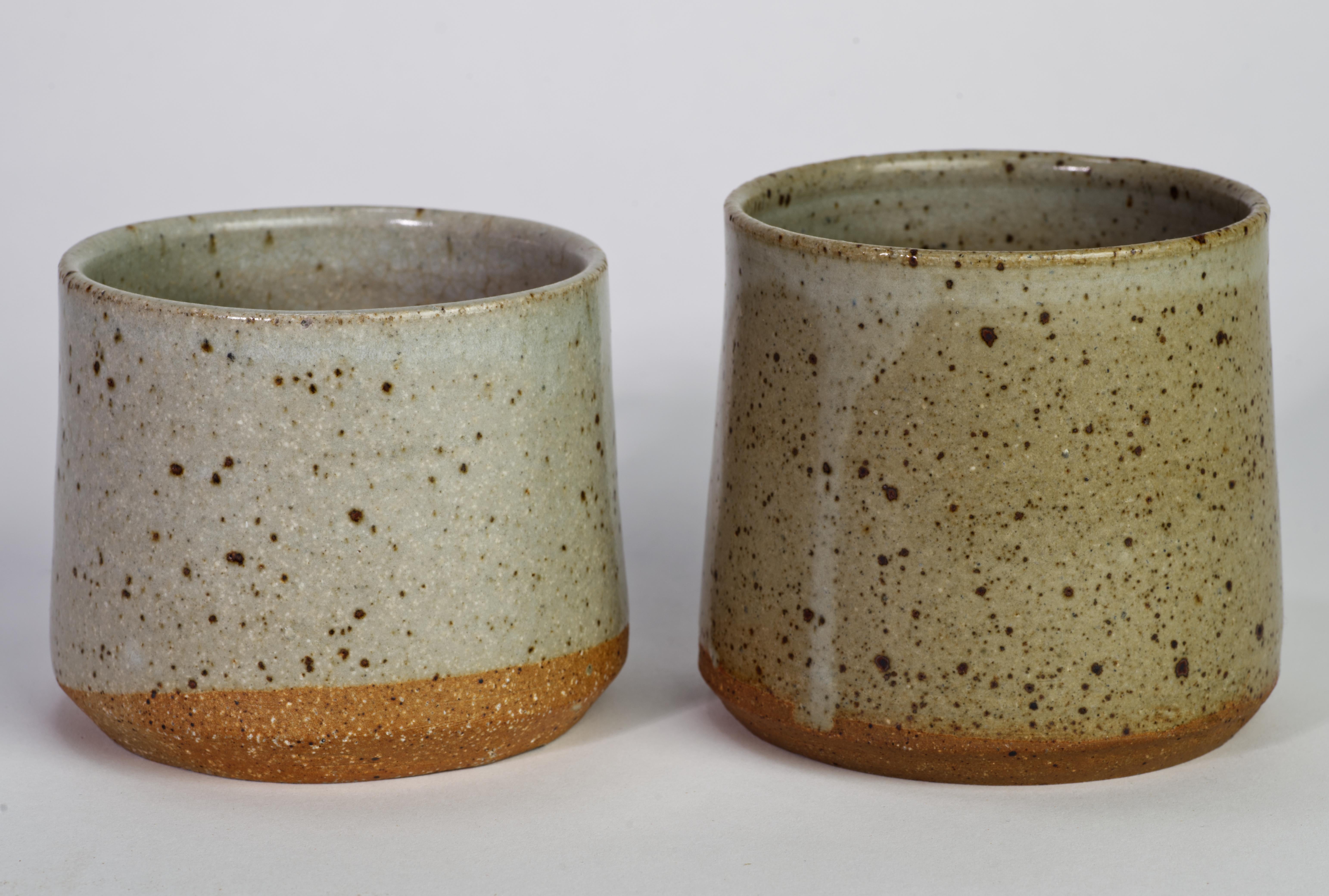Américain Paire de tasses à glaçure au sel avec relief figuratif abstrait, American Art Studio Po en vente