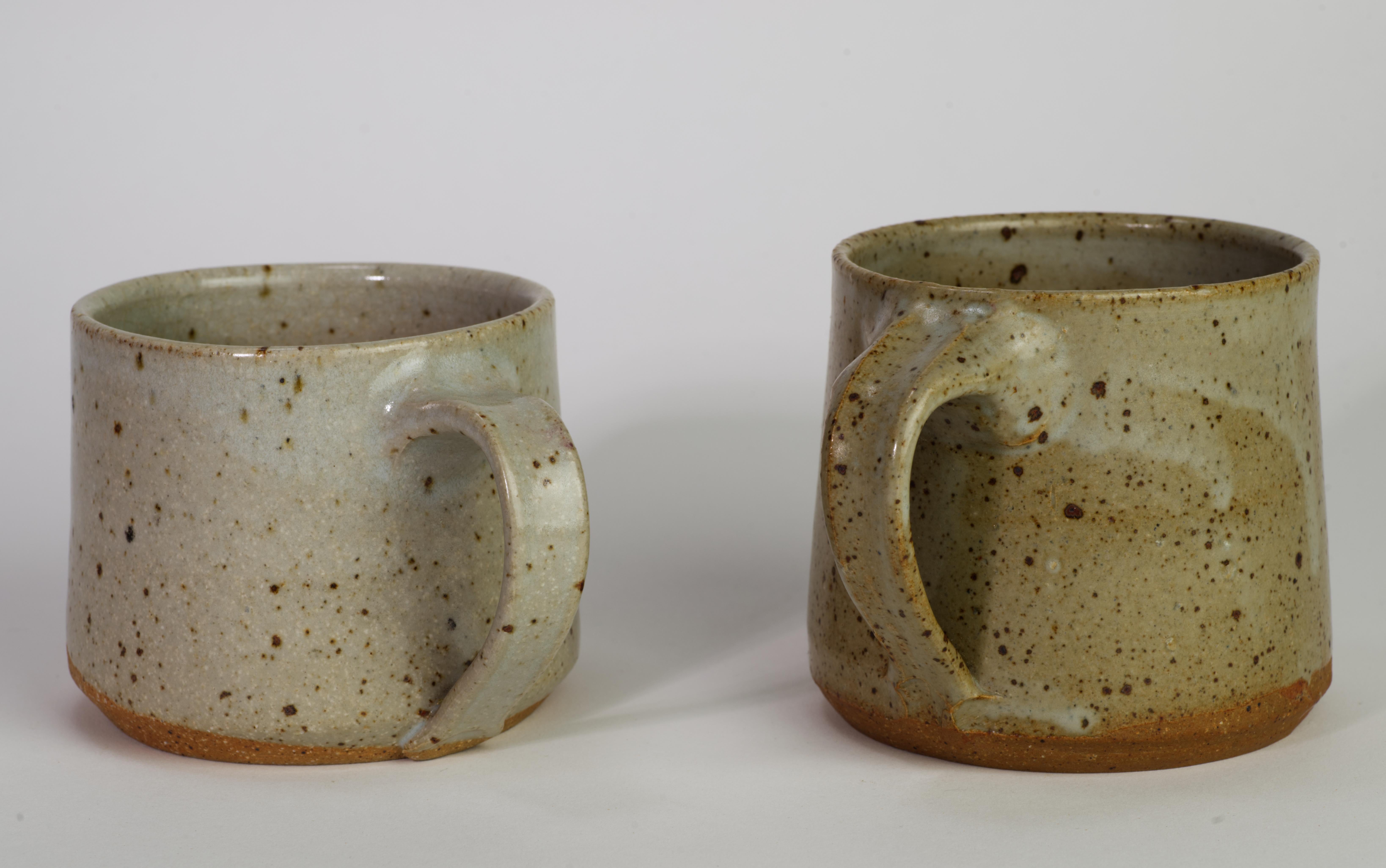 Vernissé Paire de tasses à glaçure au sel avec relief figuratif abstrait, American Art Studio Po en vente