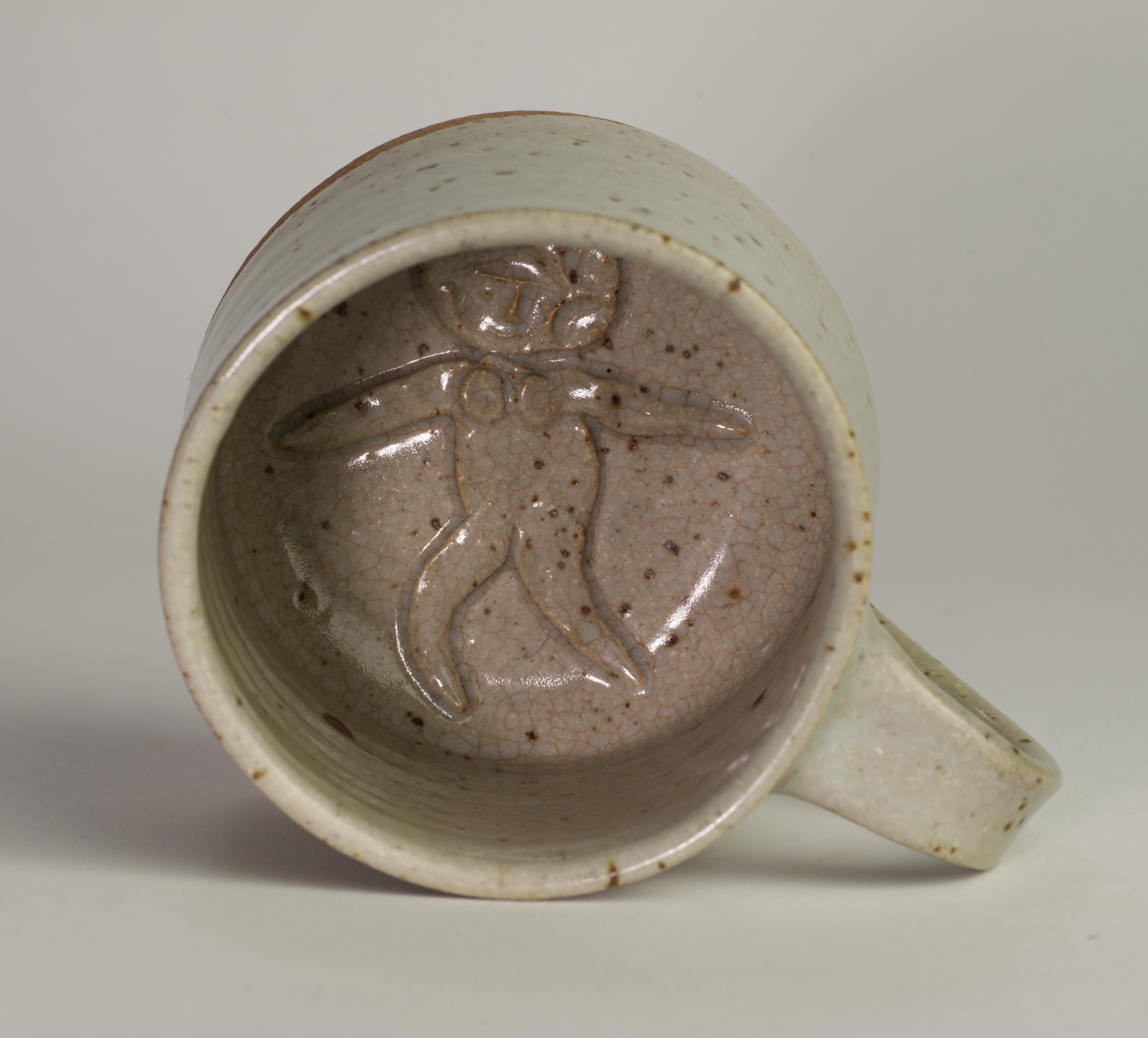Paire de tasses à glaçure au sel avec relief figuratif abstrait, American Art Studio Po Bon état - En vente à Clifton Springs, NY