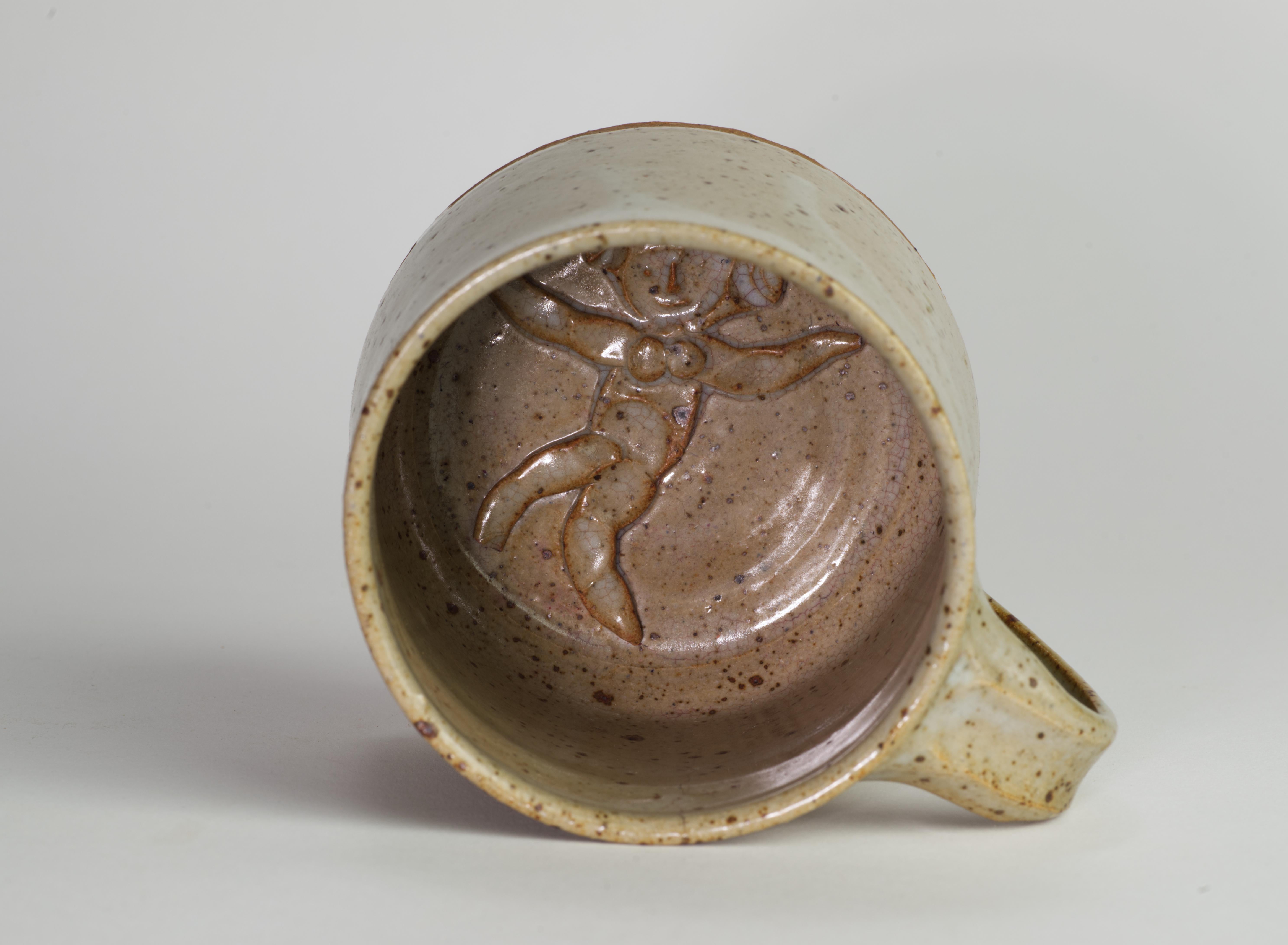 Céramique Paire de tasses à glaçure au sel avec relief figuratif abstrait, American Art Studio Po en vente