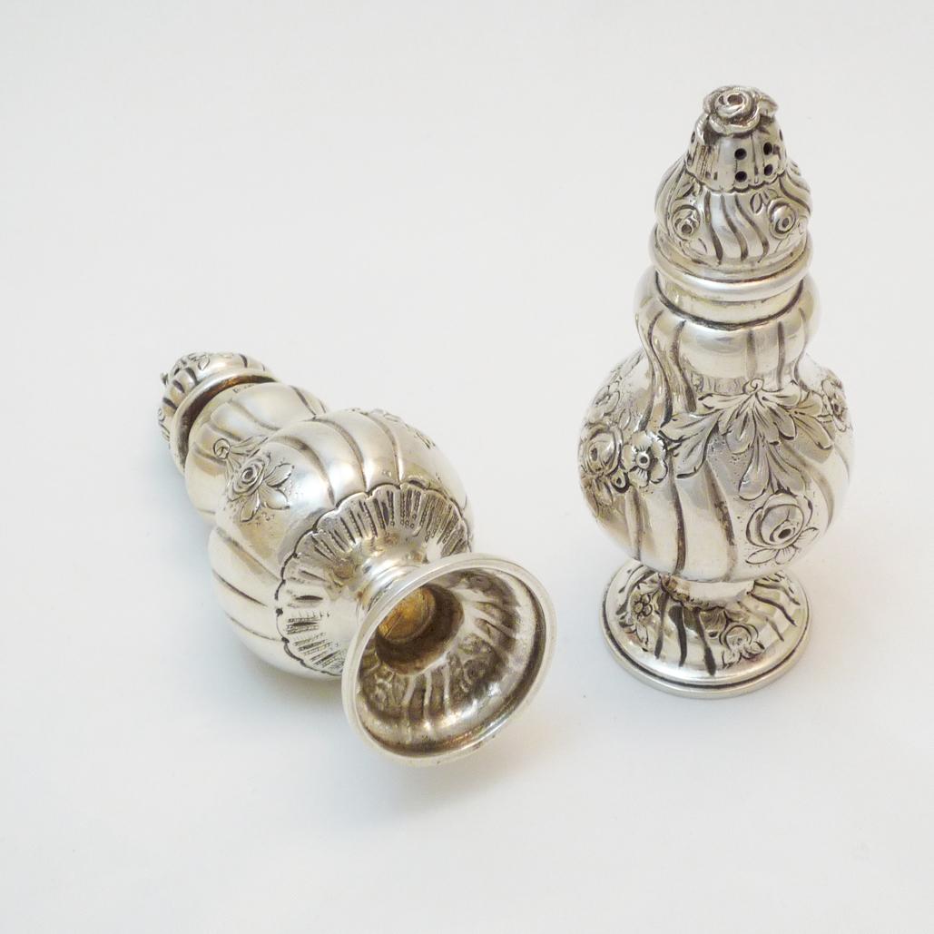 This pair of 830 silver salt shakers was made in 1941 in Scandinavia.
The baroque shape is supported by floral decorations. The weight of the two spreaders is 128 g together.
Silver 830.

G: 64×2= 128 g
Scandinavia, 1941.