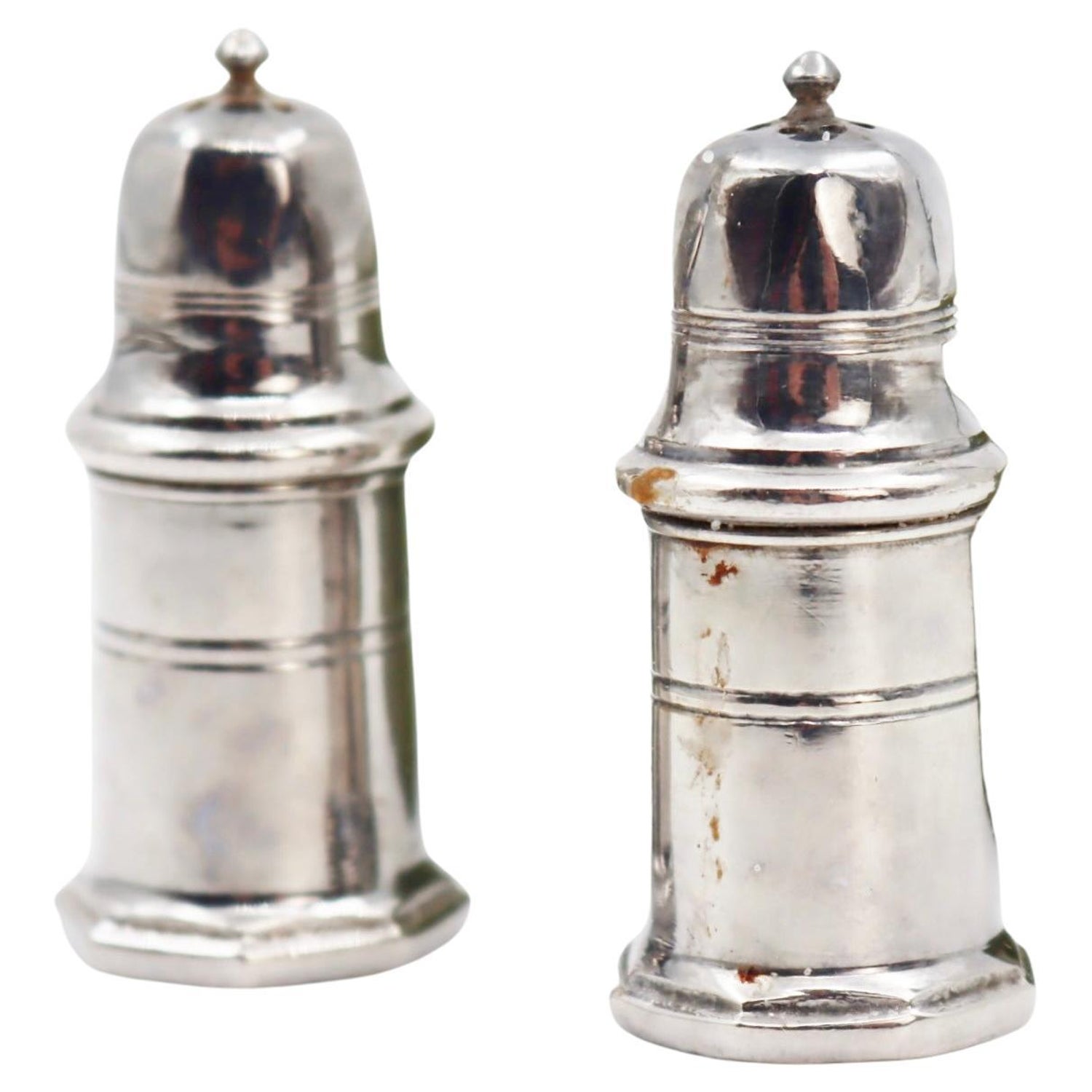 https://a.1stdibscdn.com/pair-of-saltcellar-and-pepperpot-christofle-house-20th-century-for-sale/f_15302/f_290158321654638421372/f_29015832_1654638421684_bg_processed.jpg?width=1500