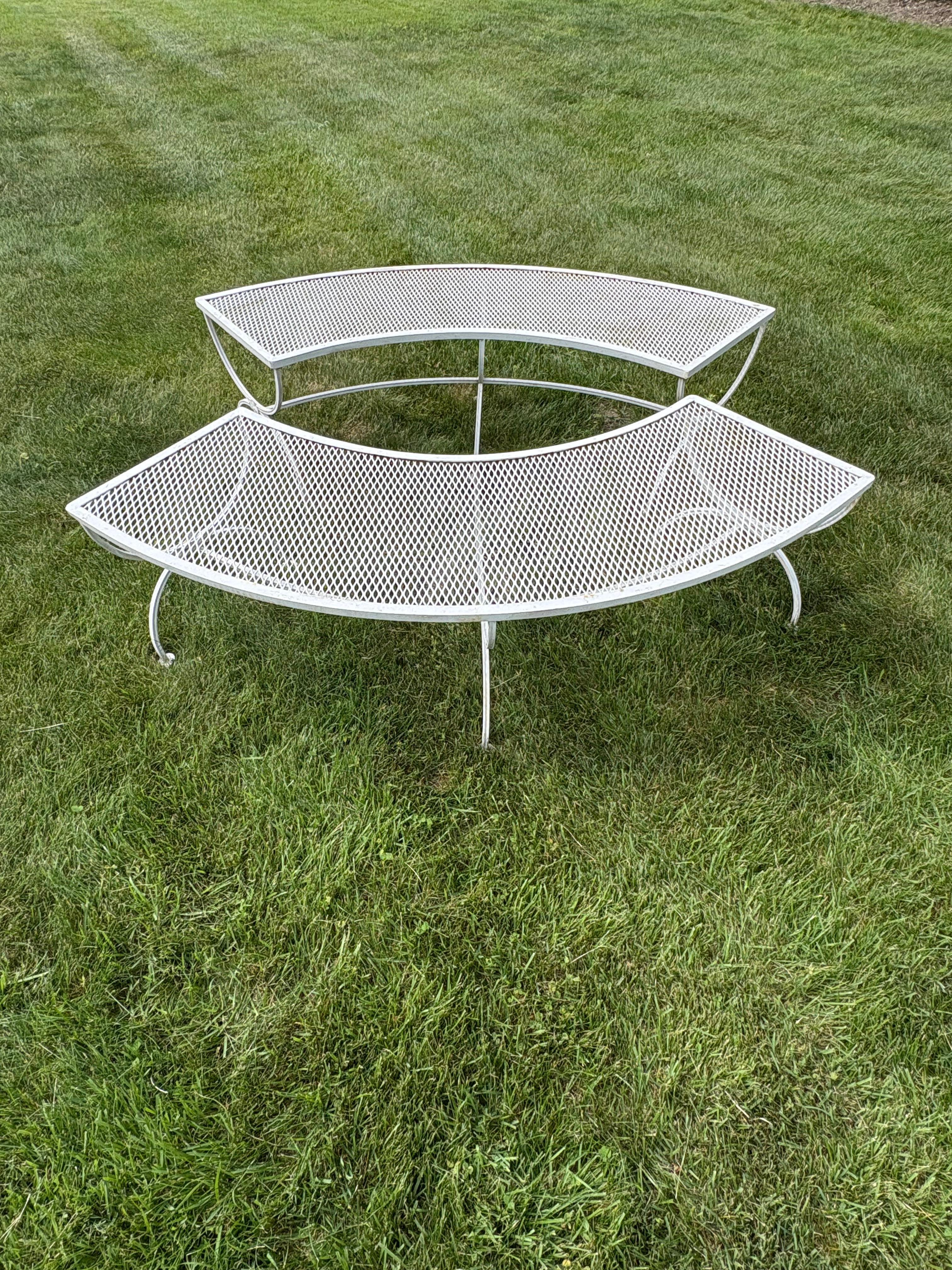 Coppia di curve per il giardino, il patio o la piscina  panche di Salterini. Graziose panchine in ferro battuto con piani in rete metallica e gambe arrotondate .CIRCA 1960. Tutti i piedini del disco sono attaccati e al loro posto. Entrambe le