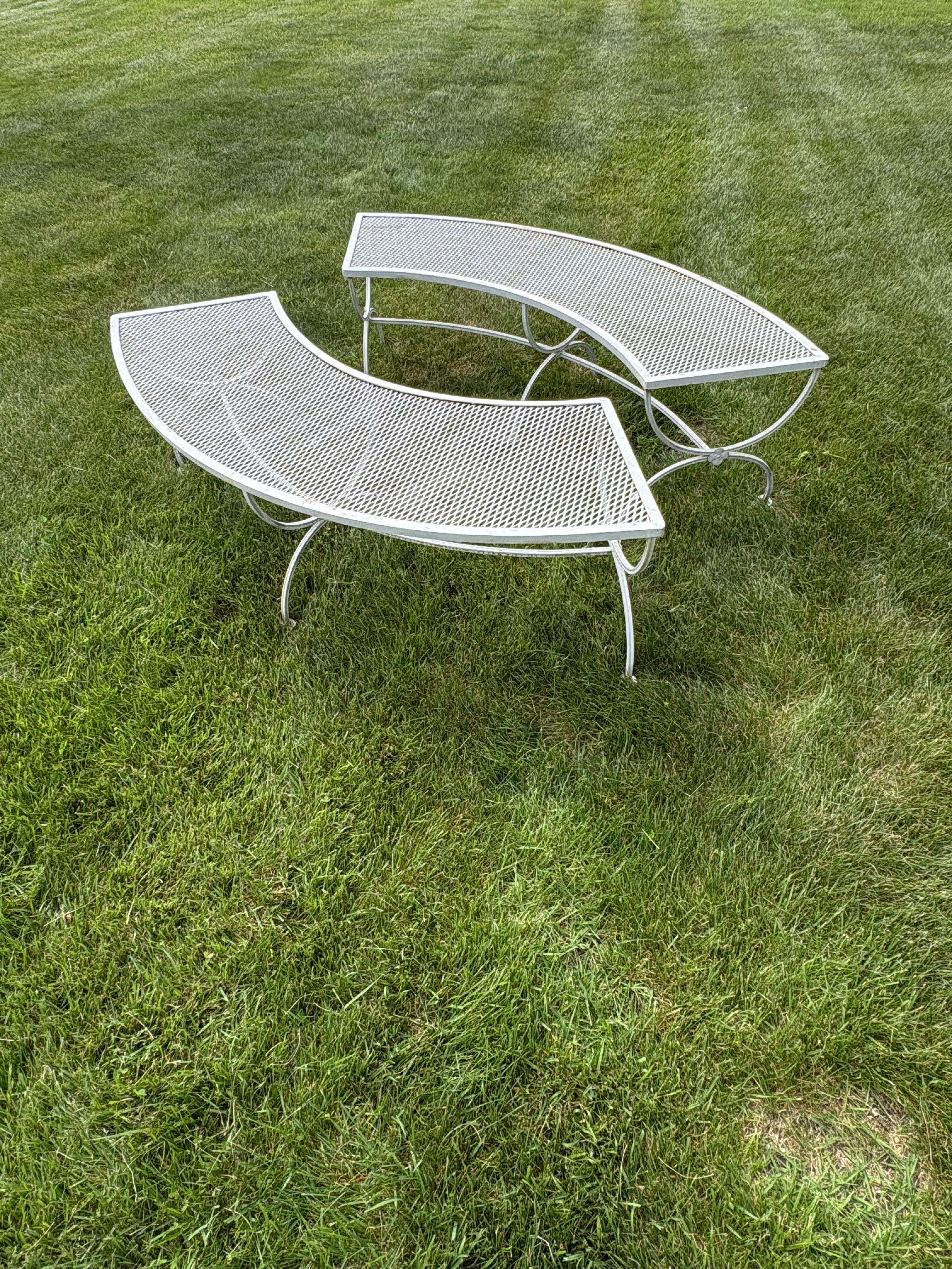 Mid-Century moderno Coppia di panchine da giardino per esterni in ferro battuto e rete di Salterini in vendita