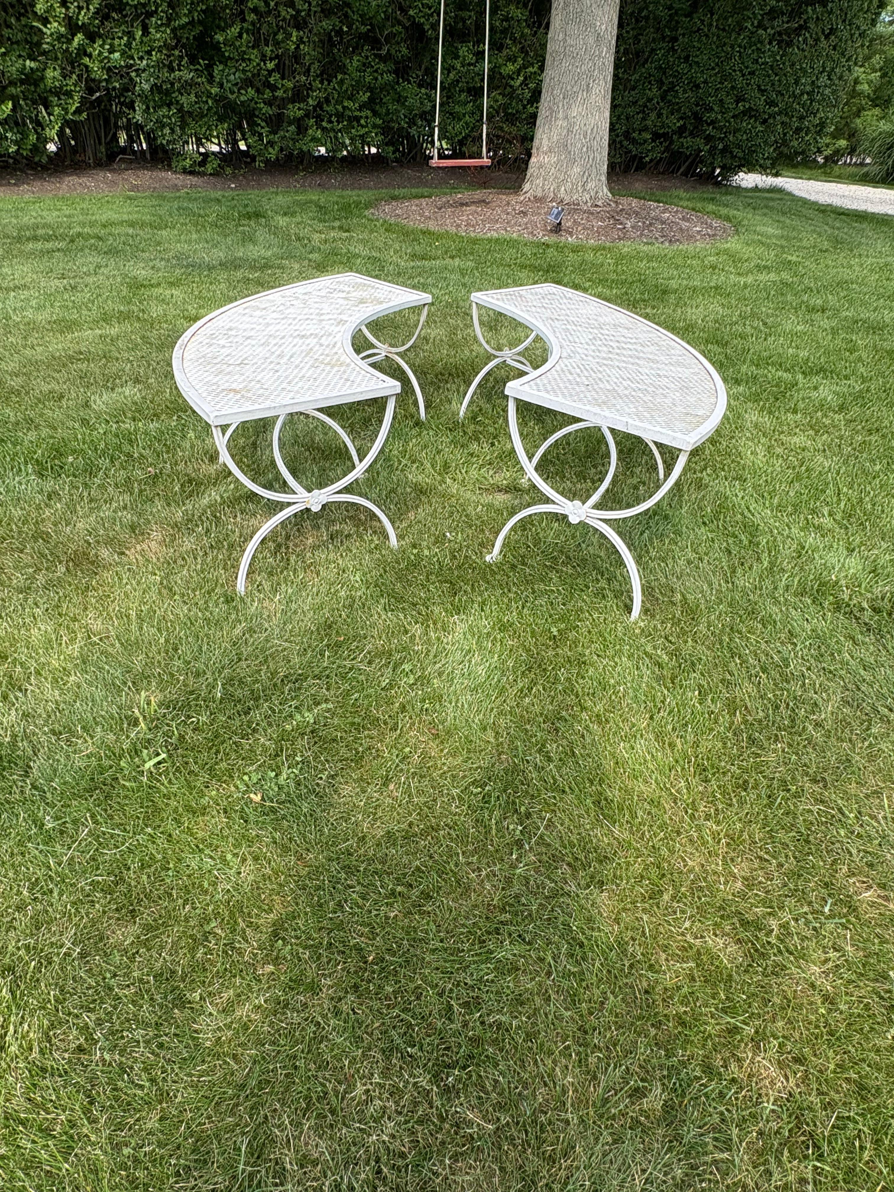 Americano Coppia di panchine da giardino per esterni in ferro battuto e rete di Salterini in vendita