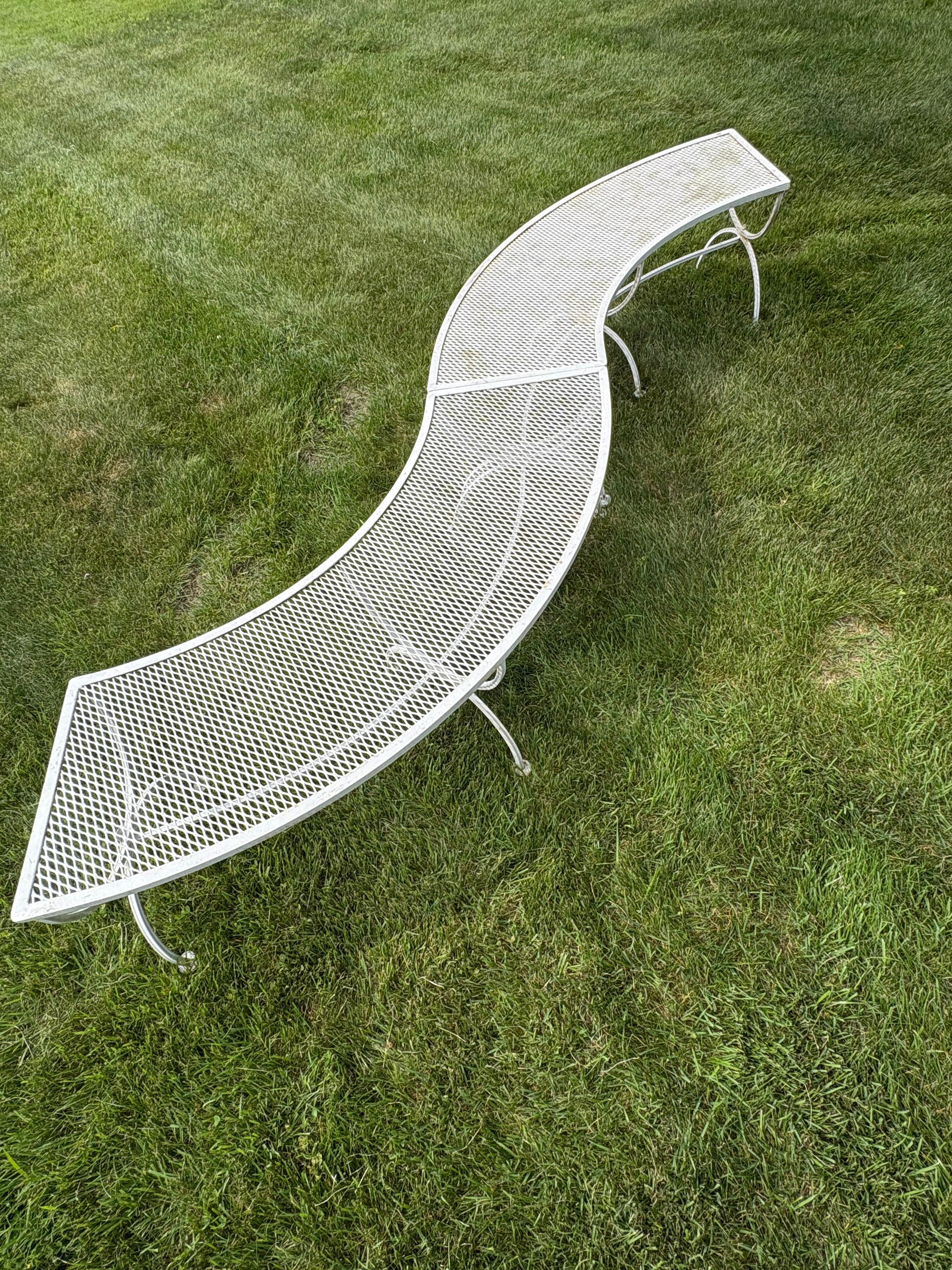 XX secolo Coppia di panchine da giardino per esterni in ferro battuto e rete di Salterini in vendita