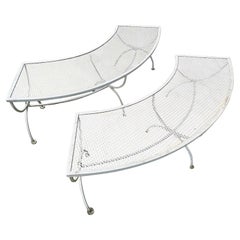 Paire de bancs de jardin ou de patio en fer forgé et maille incurvée de Salterini